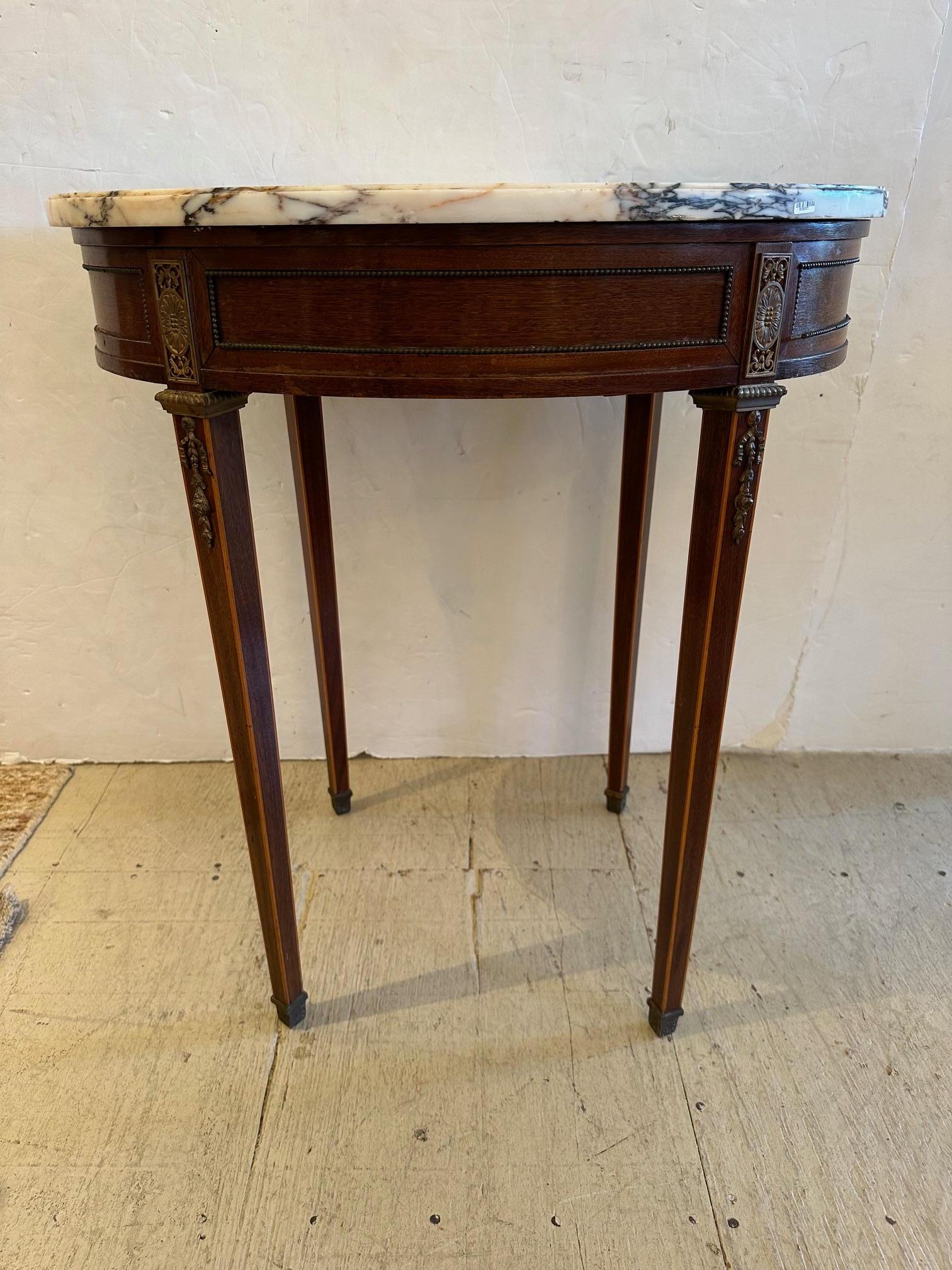 Table d'appoint ovale vintage de style Louis XVI avec plateau en marbre Bon état - En vente à Hopewell, NJ