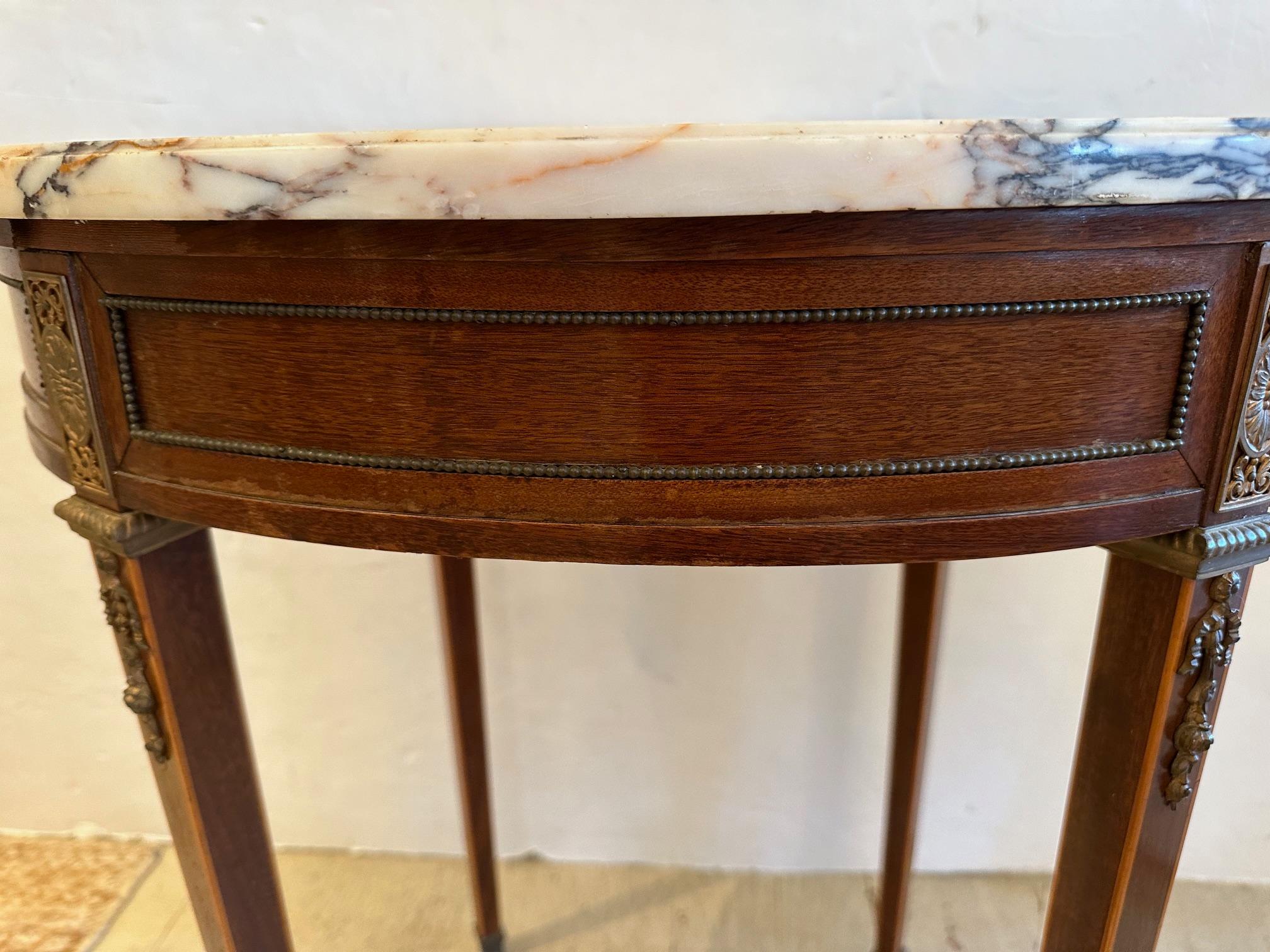 Table d'appoint ovale vintage de style Louis XVI avec plateau en marbre en vente 1