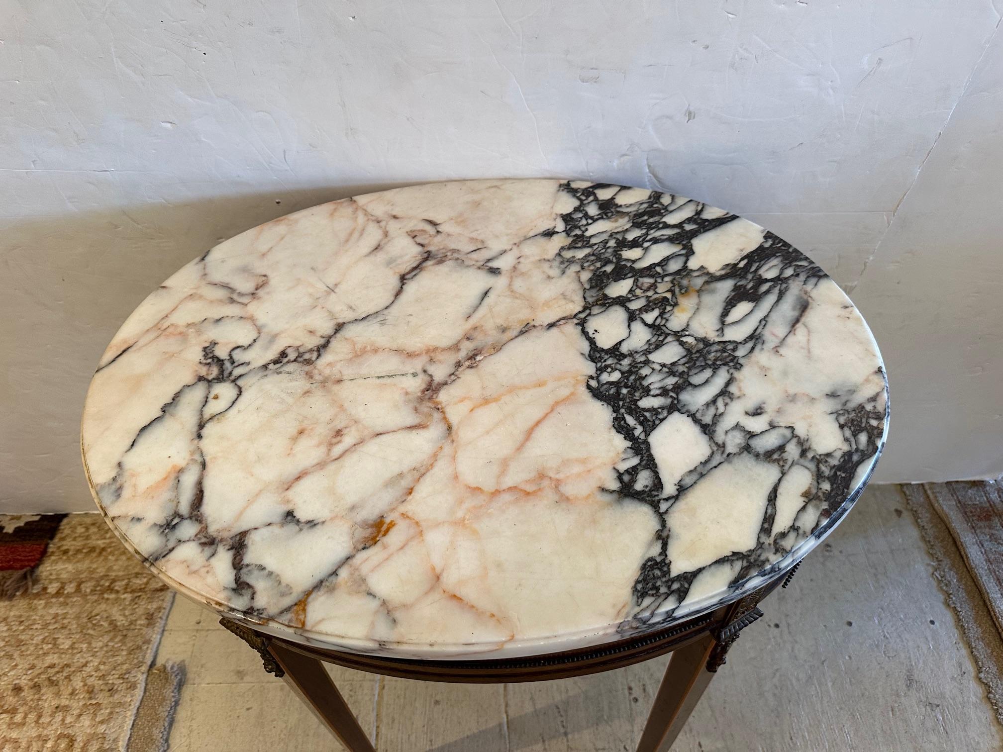 Table d'appoint ovale vintage de style Louis XVI avec plateau en marbre en vente 2