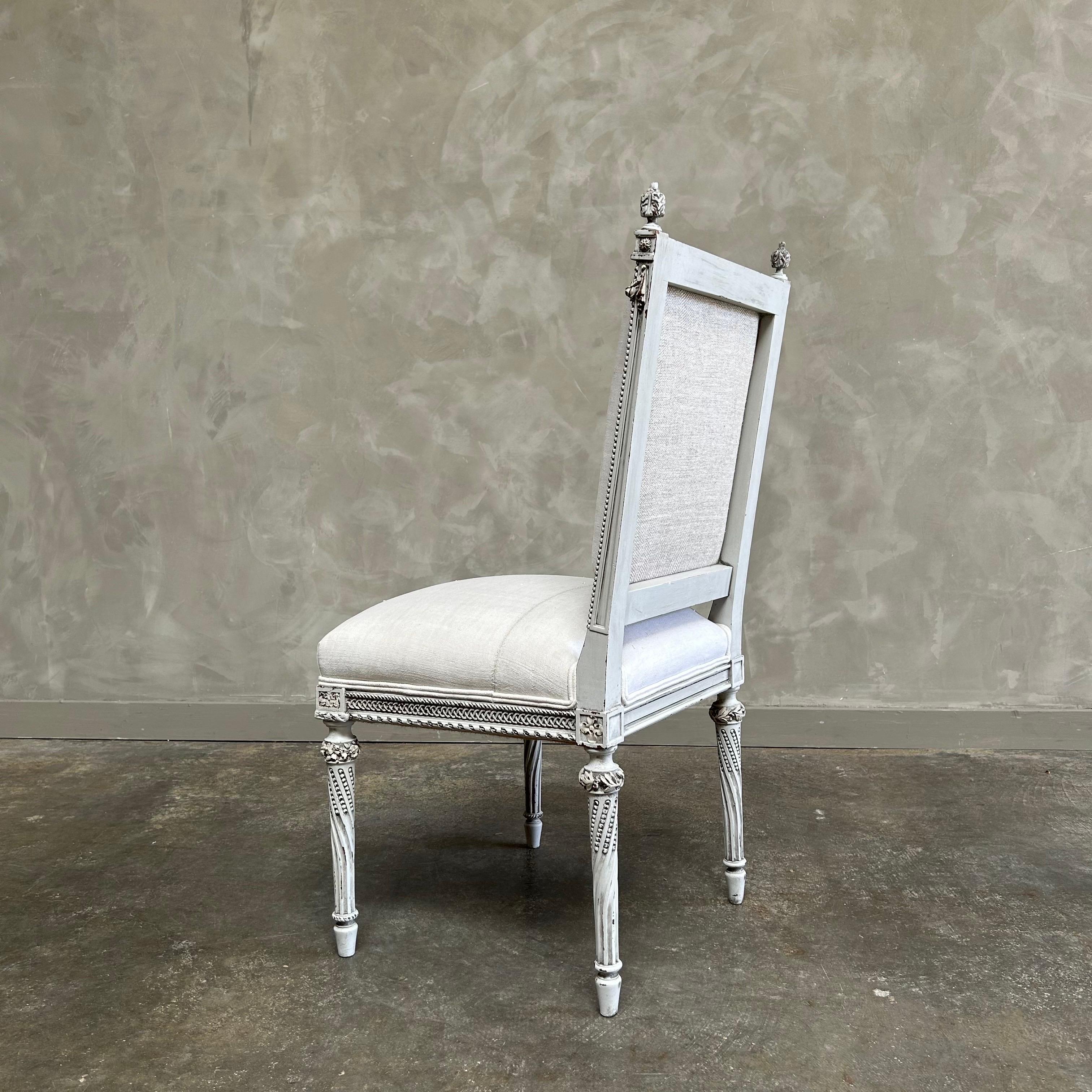 Lin Chaise vintage peinte et tapissée de style Louis XVI en vente