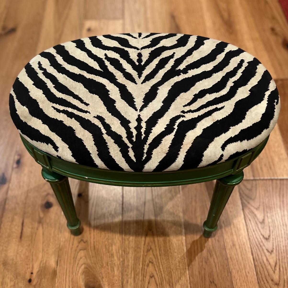 Bemalter und gepolsterter Hocker im Louis XVI-Stil von R. H. Macy's & Co. im Angebot 4