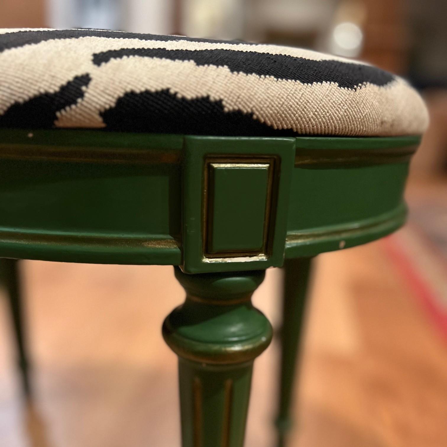 Bemalter und gepolsterter Hocker im Louis XVI-Stil von R. H. Macy's & Co. (amerikanisch) im Angebot