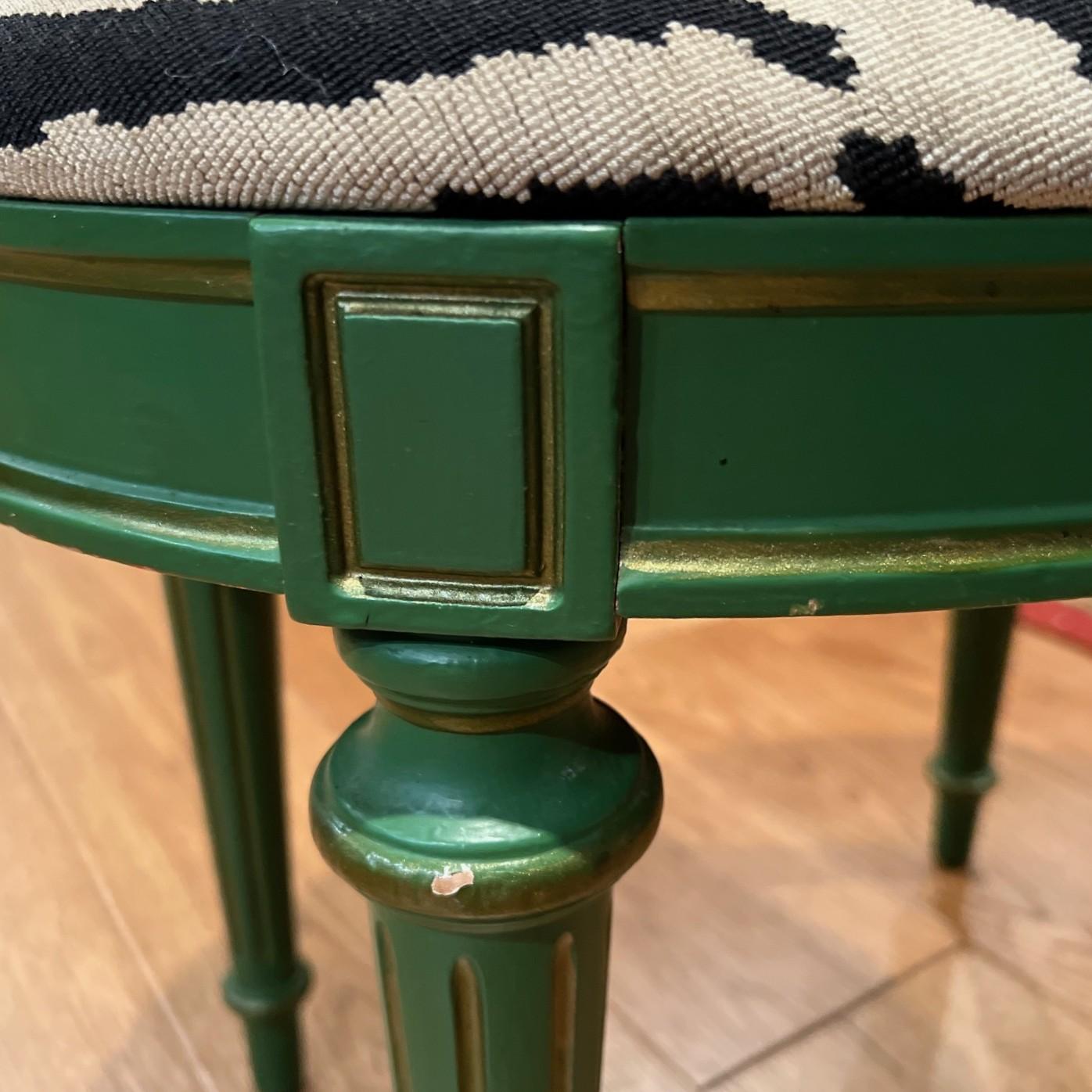 Bemalter und gepolsterter Hocker im Louis XVI-Stil von R. H. Macy's & Co. (Mitte des 20. Jahrhunderts) im Angebot