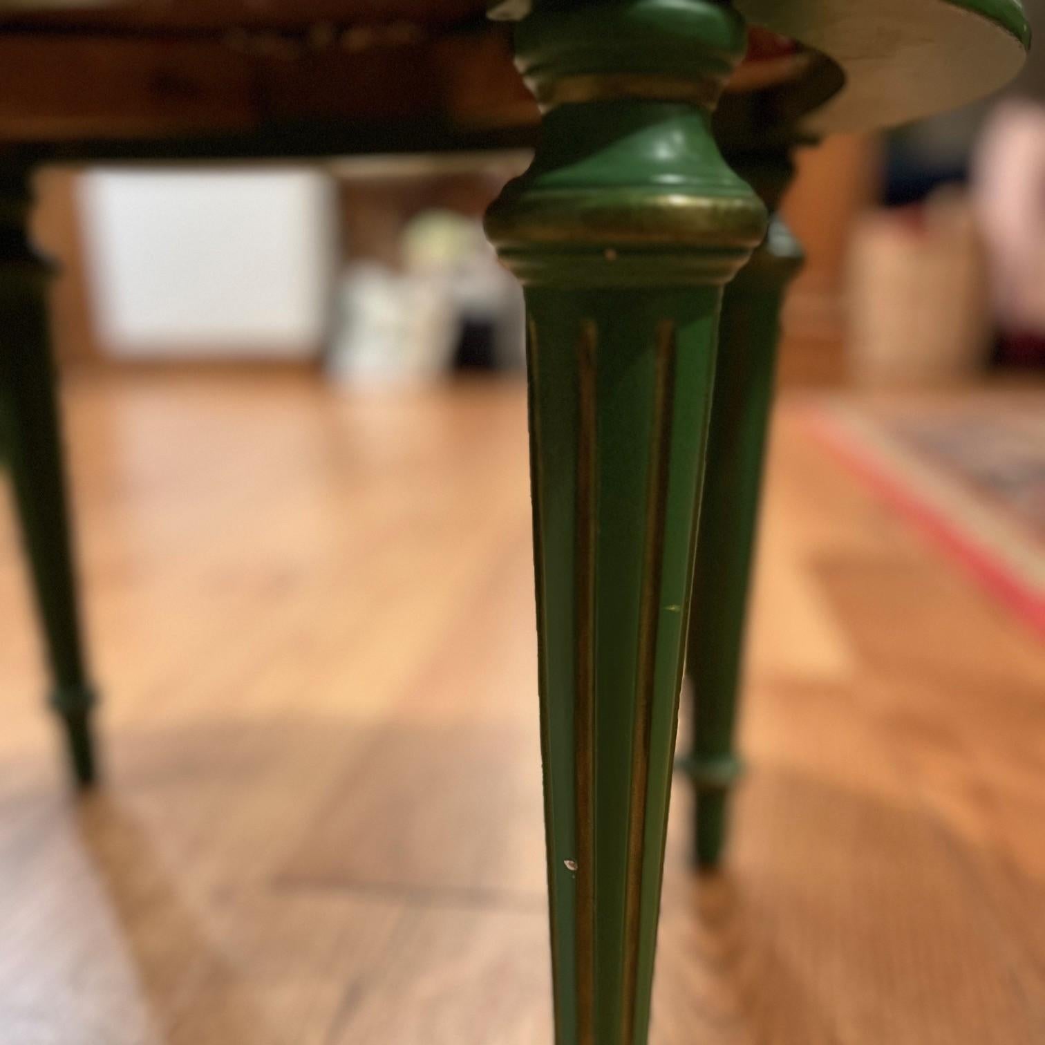 Bemalter und gepolsterter Hocker im Louis XVI-Stil von R. H. Macy's & Co. (Stoff) im Angebot