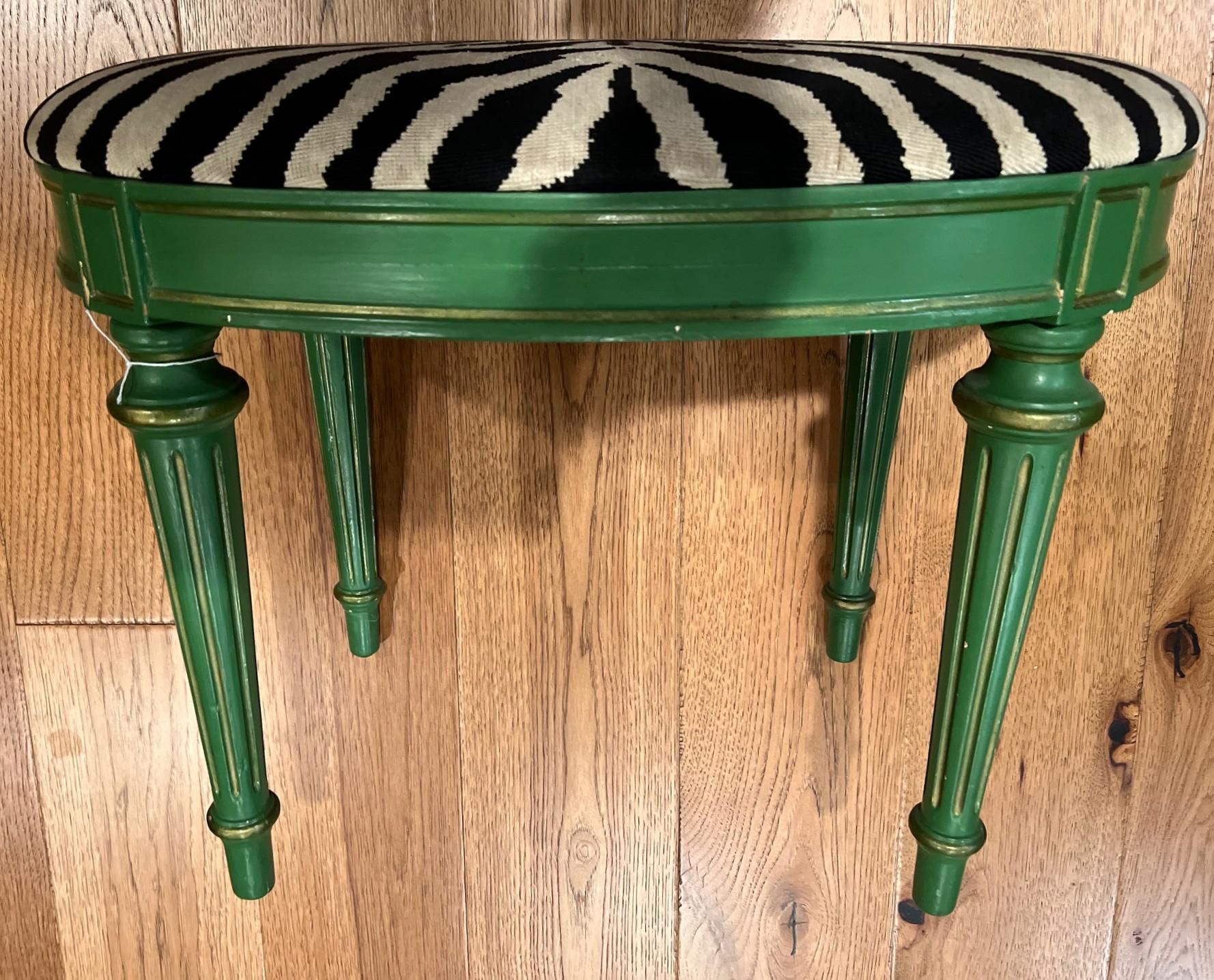 Bemalter und gepolsterter Hocker im Louis XVI-Stil von R. H. Macy's & Co. im Angebot 1