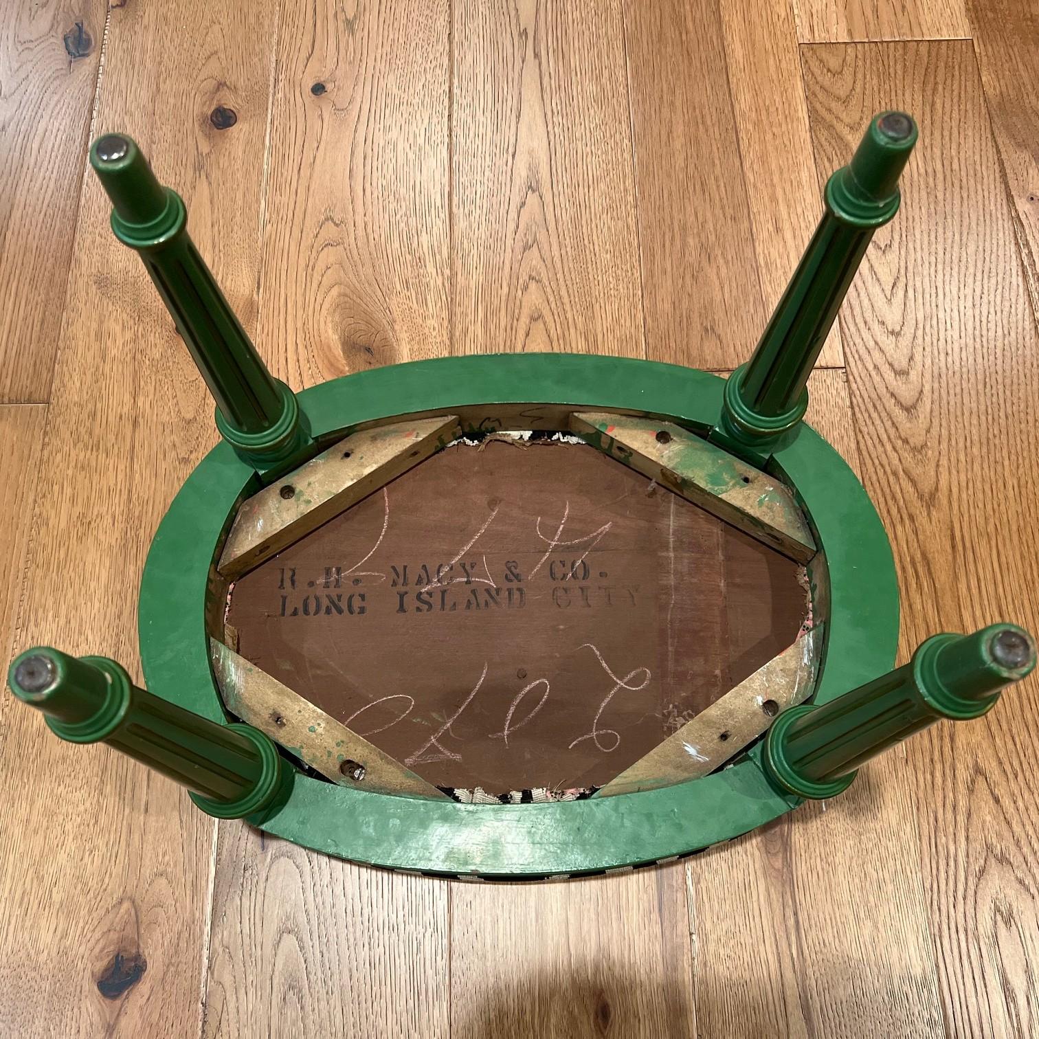 Bemalter und gepolsterter Hocker im Louis XVI-Stil von R. H. Macy's & Co. im Angebot 2