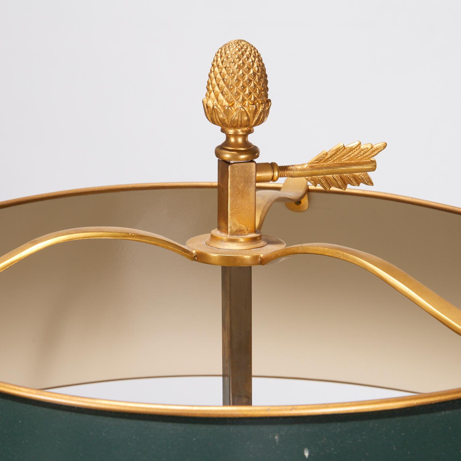 Français Lampe de table bouillotte vintage de style Louis XVI à trois lumières et abat-jour vert en vente