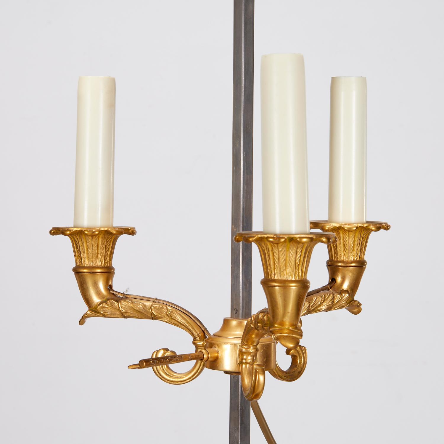 Doré Lampe de table bouillotte vintage de style Louis XVI à trois lumières et abat-jour vert en vente