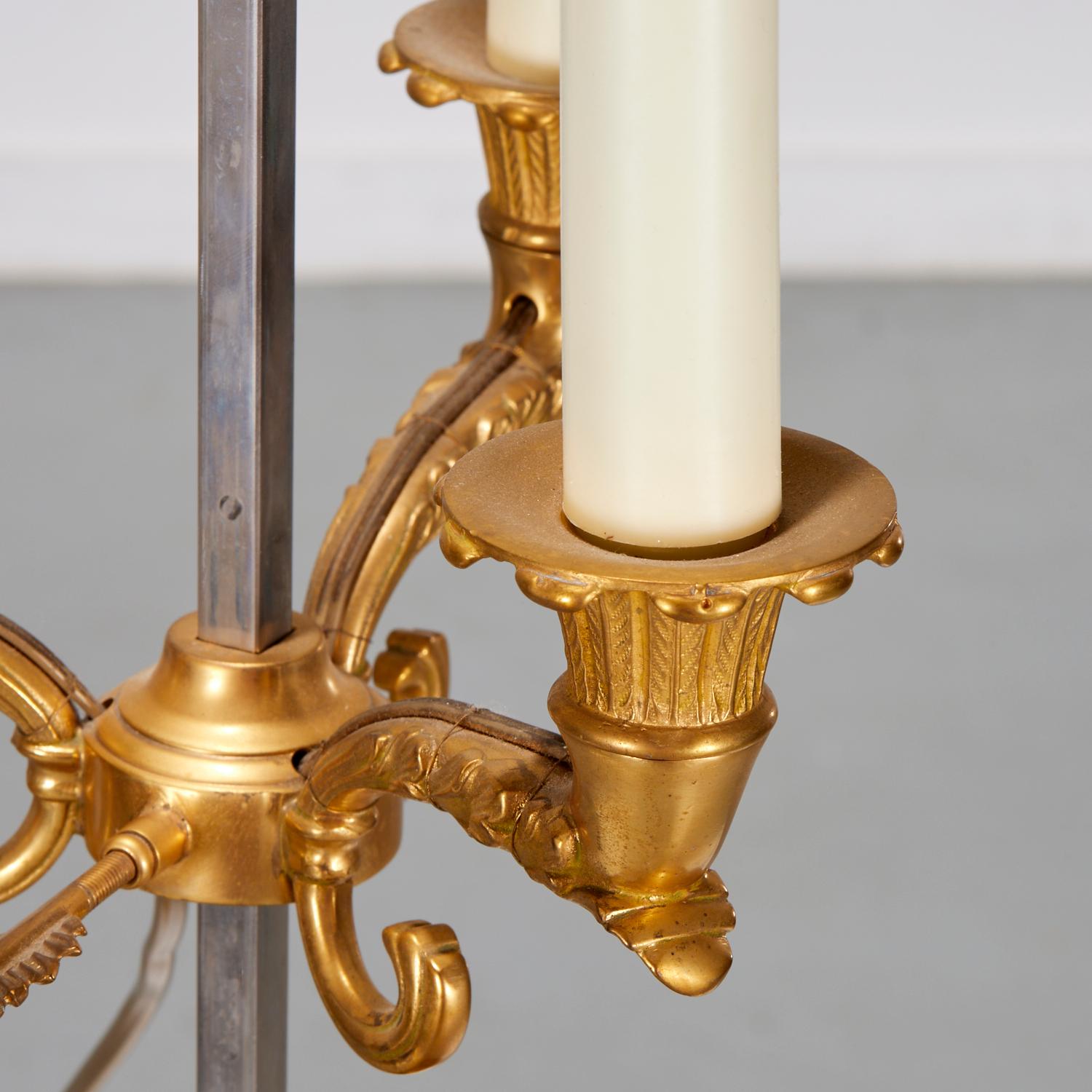 Lampe de table bouillotte vintage de style Louis XVI à trois lumières et abat-jour vert Bon état - En vente à Morristown, NJ