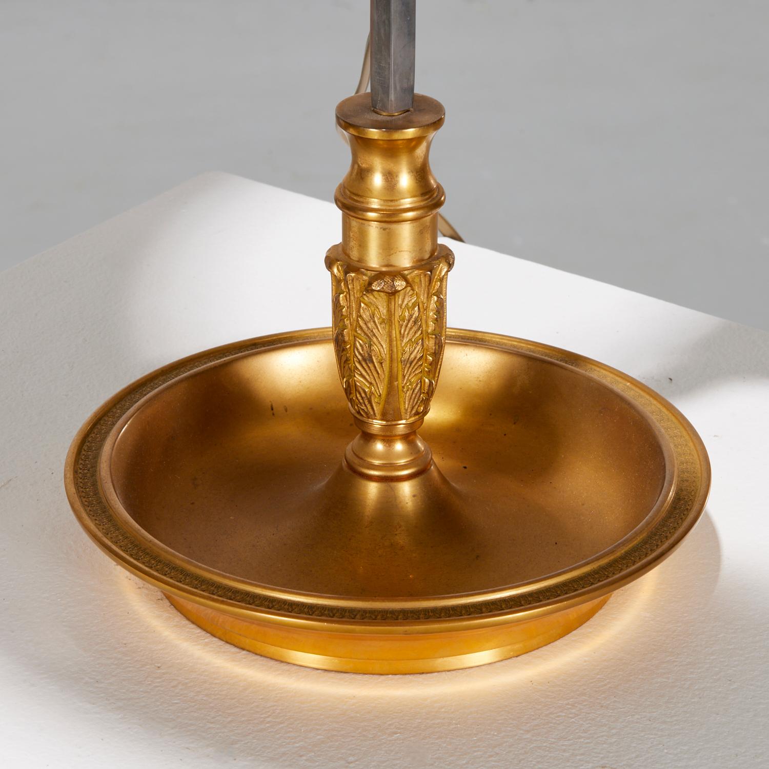 Milieu du XXe siècle Lampe de table bouillotte vintage de style Louis XVI à trois lumières et abat-jour vert en vente