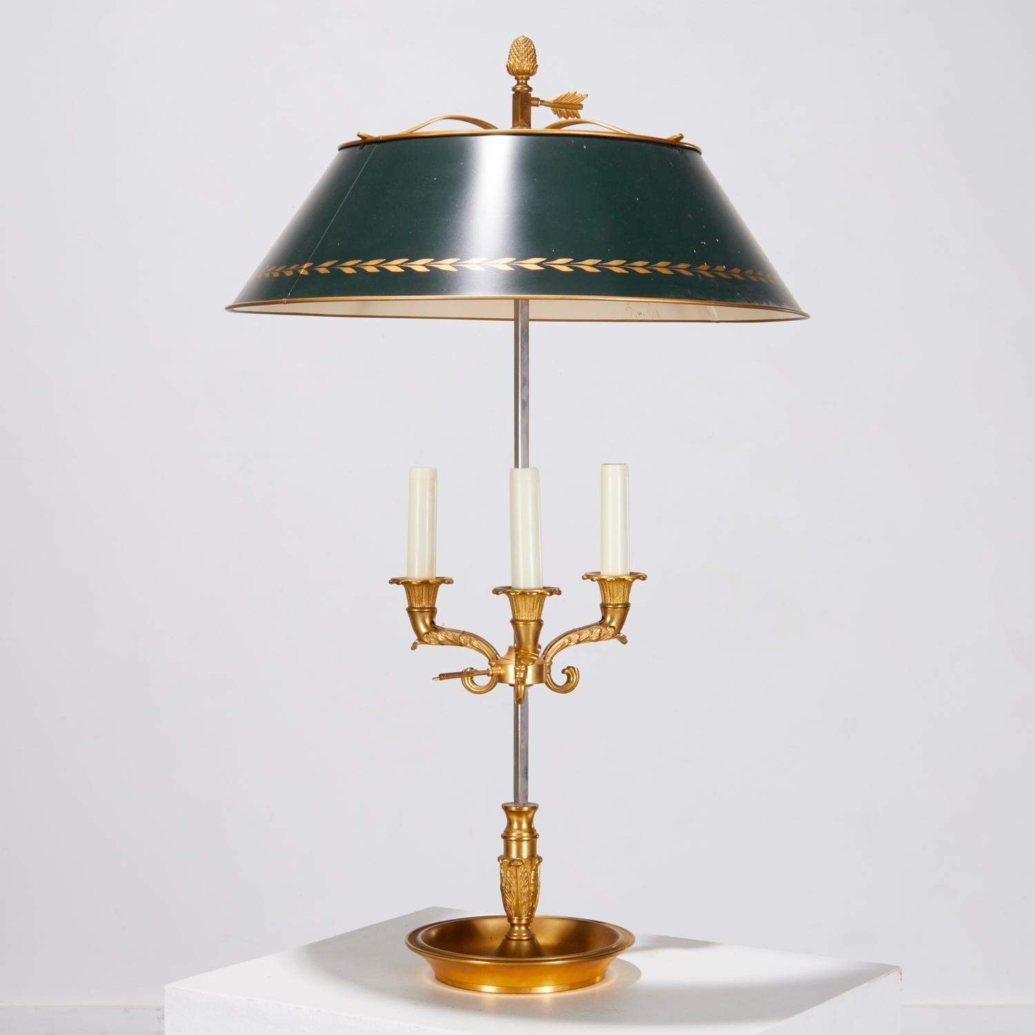 Lampe de table bouillotte vintage de style Louis XVI à trois lumières et abat-jour vert en vente 1