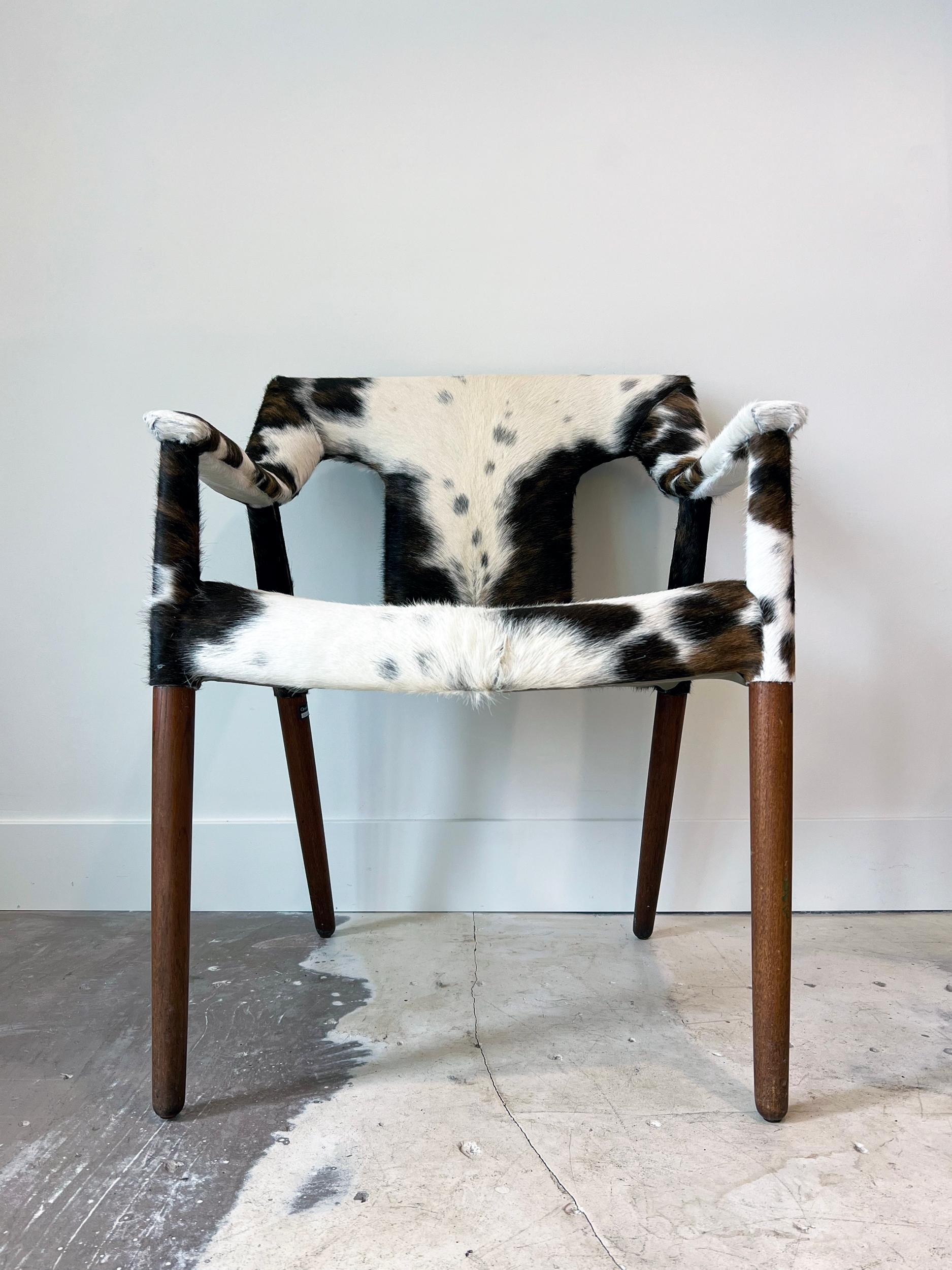 Chaise longue vintage d'Ejner Larsen et A. Madsen Larsen avec pieds en teck et revêtement en peau de vache. Chaise classique avec un nouveau revêtement qui fera sensation dans n'importe quelle pièce. Construction solide et profil élégant, prêt à