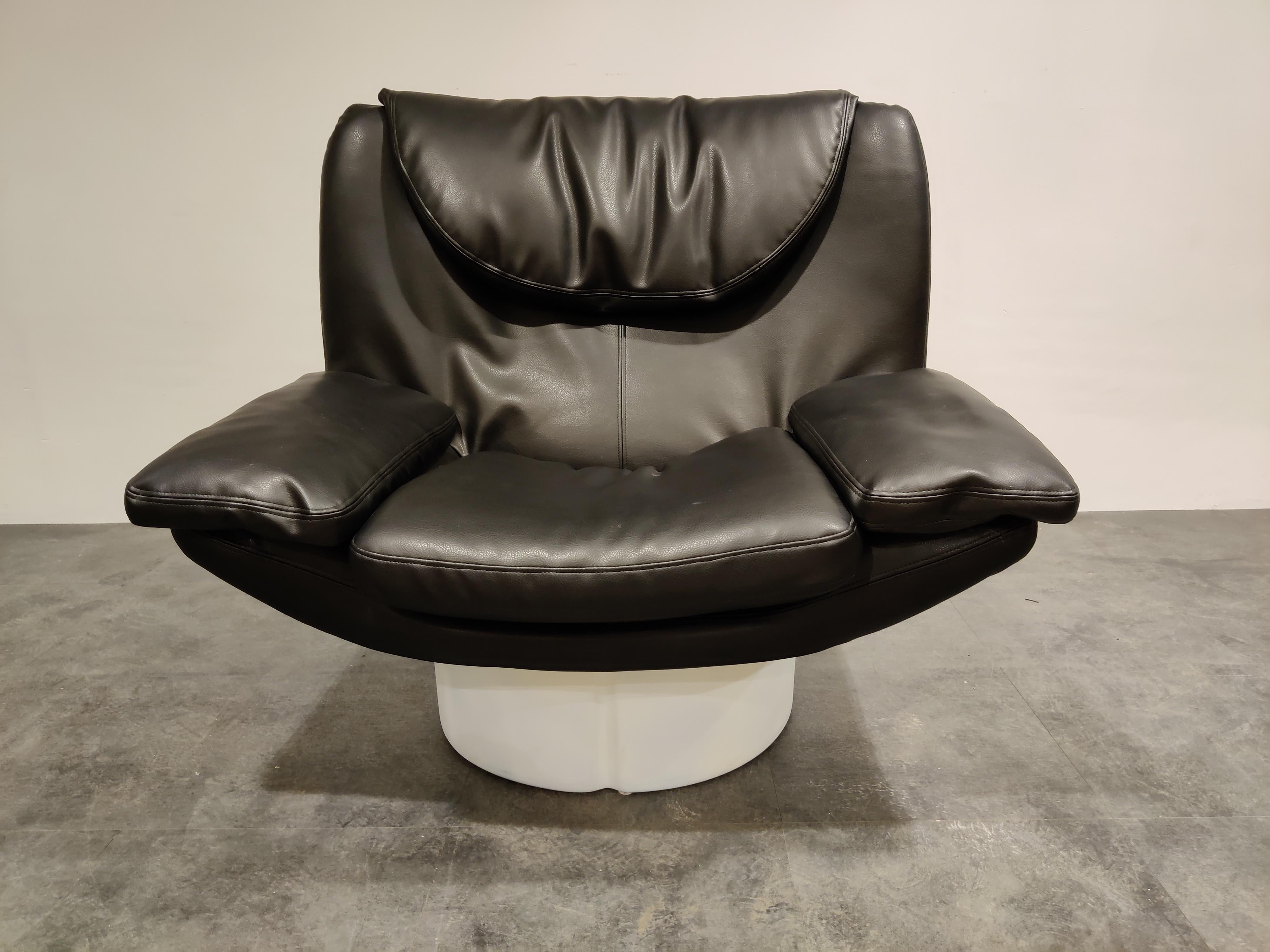 Vintage lounge chair (model Il Potrone) was designed for Comfort in Italy as part of the Il Poltoni 175 series by T. Ammannati and G.P. Vitelli in 1973.

Comes with an as good as new looking original black leather upholstery.

Beautiful Space