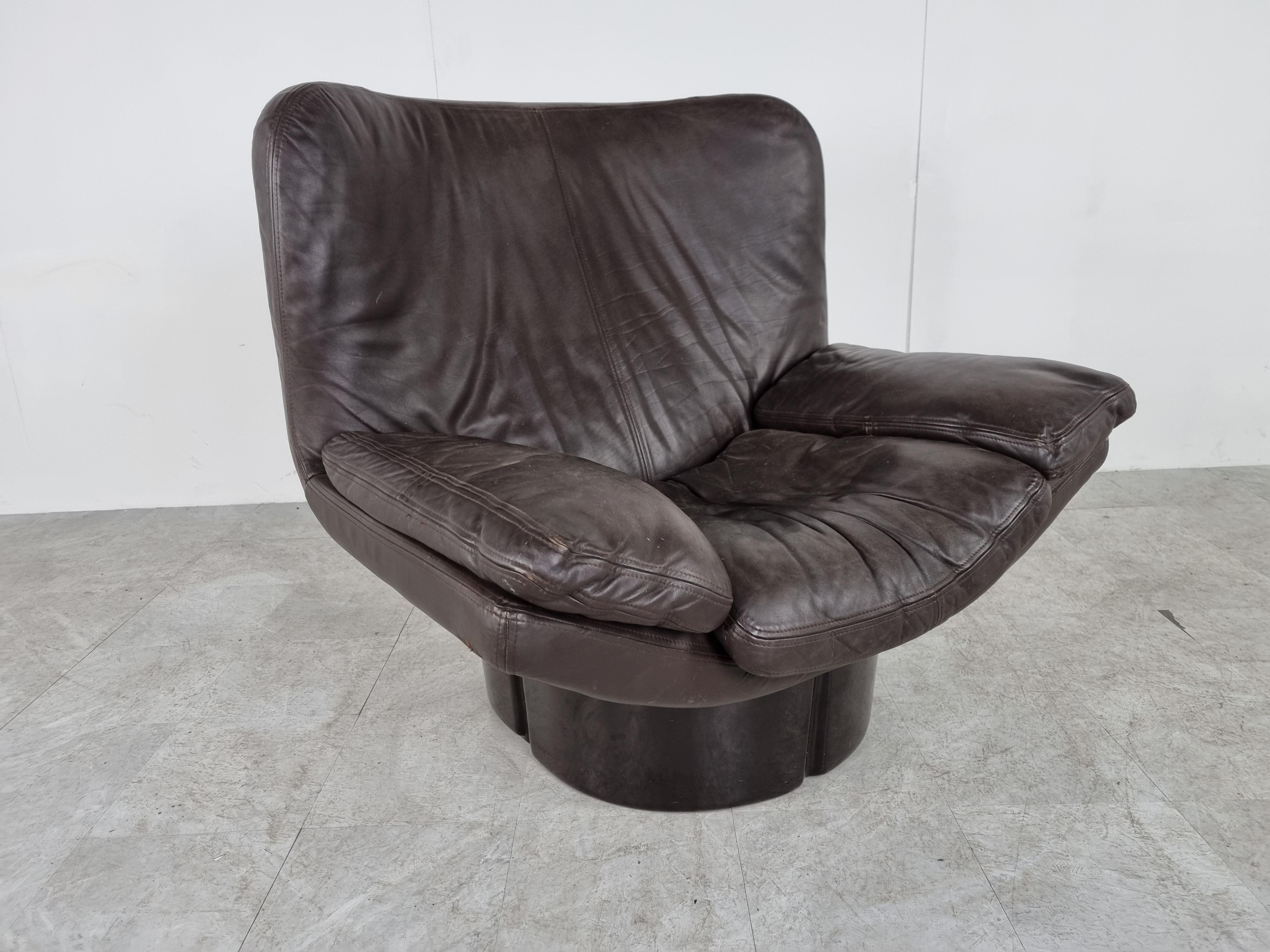 Vintage lounge chair (model Il Potrone) was designed for Comfort in Italy as part of the Il Poltoni 175 series by T. Ammannati and G.P. Vitelli in 1973.

Comes with the original brown leather upholstery.

Beautiful space age design fiberglass
