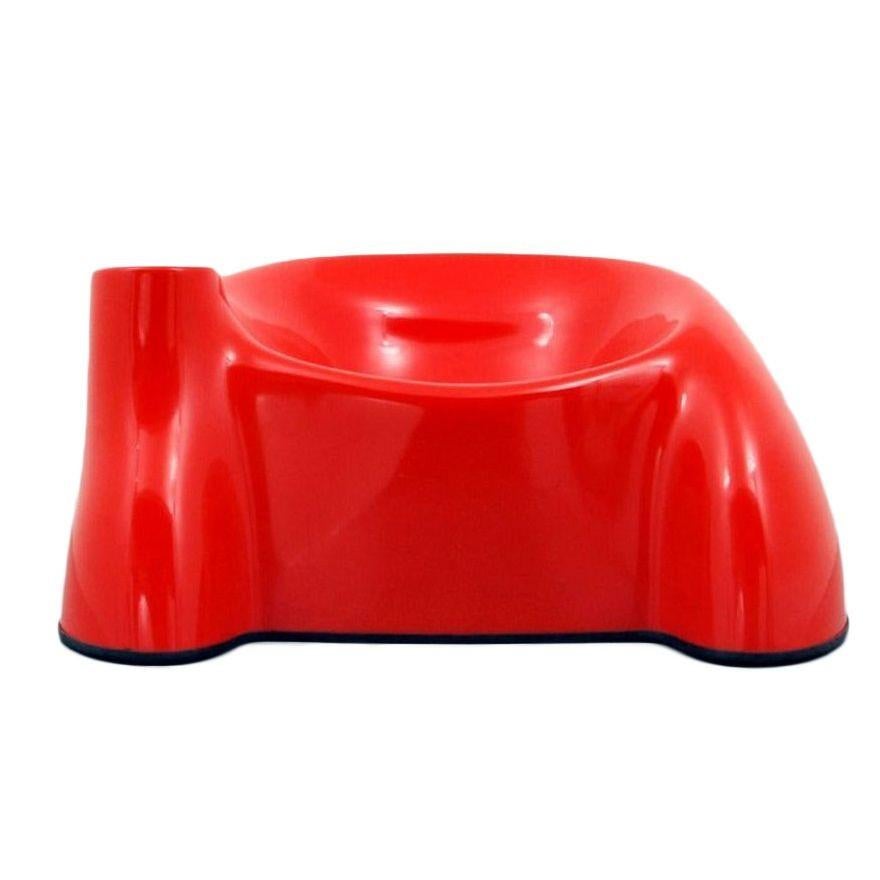 Chaise longue vintage datant des années 1970. De couleur rouge foncé, avec une plate-forme porte-gobelet et un anneau de pied en caoutchouc d'origine. La chaise est un design ludique inspiré de la chaise Castle, l'une des pièces emblématiques du