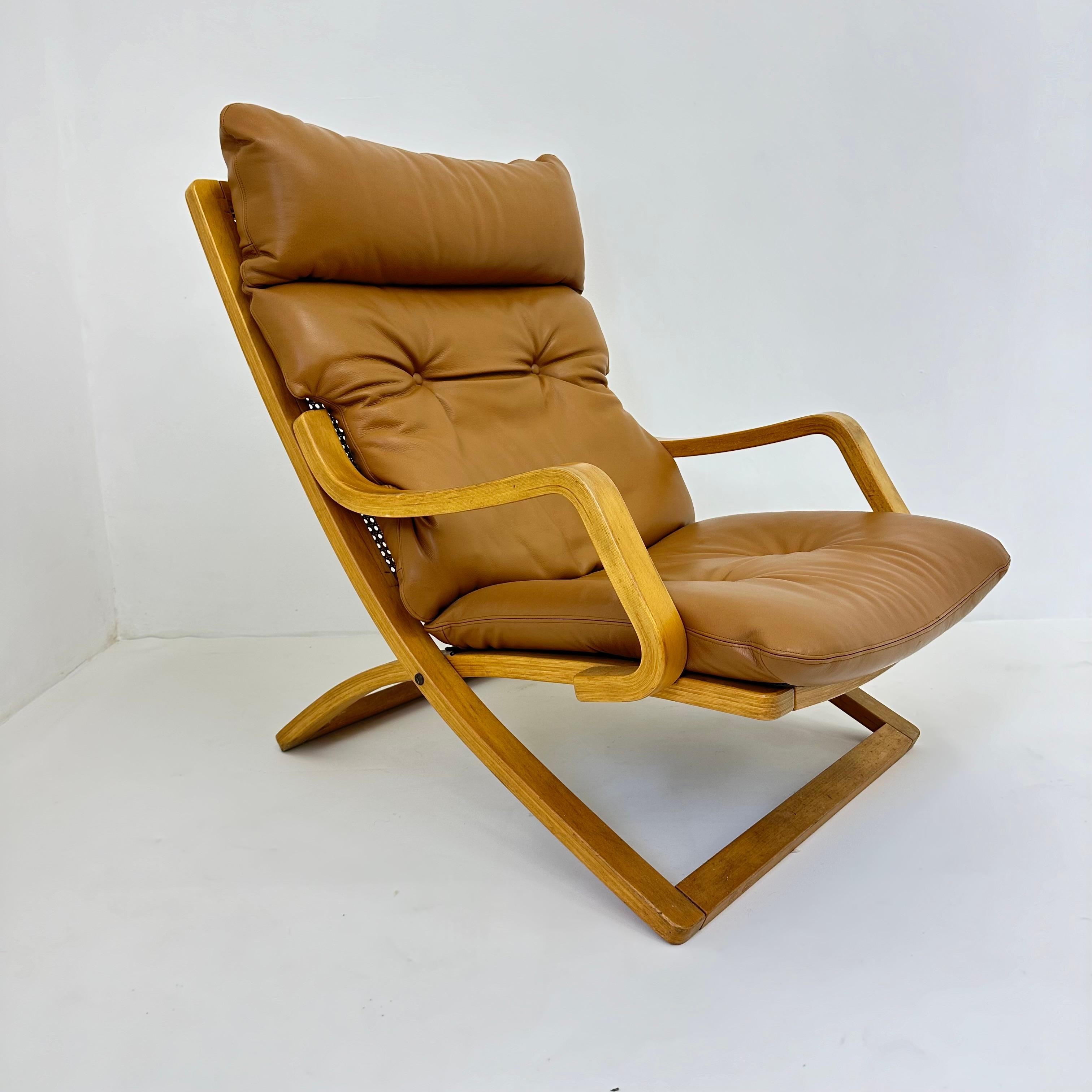 Dimensions: 93cm height , 90cm Depth, 65.5cm Width , 36cm Height seat
Condition: Good
Material: Wood , Leather
Color: Brown , cognac