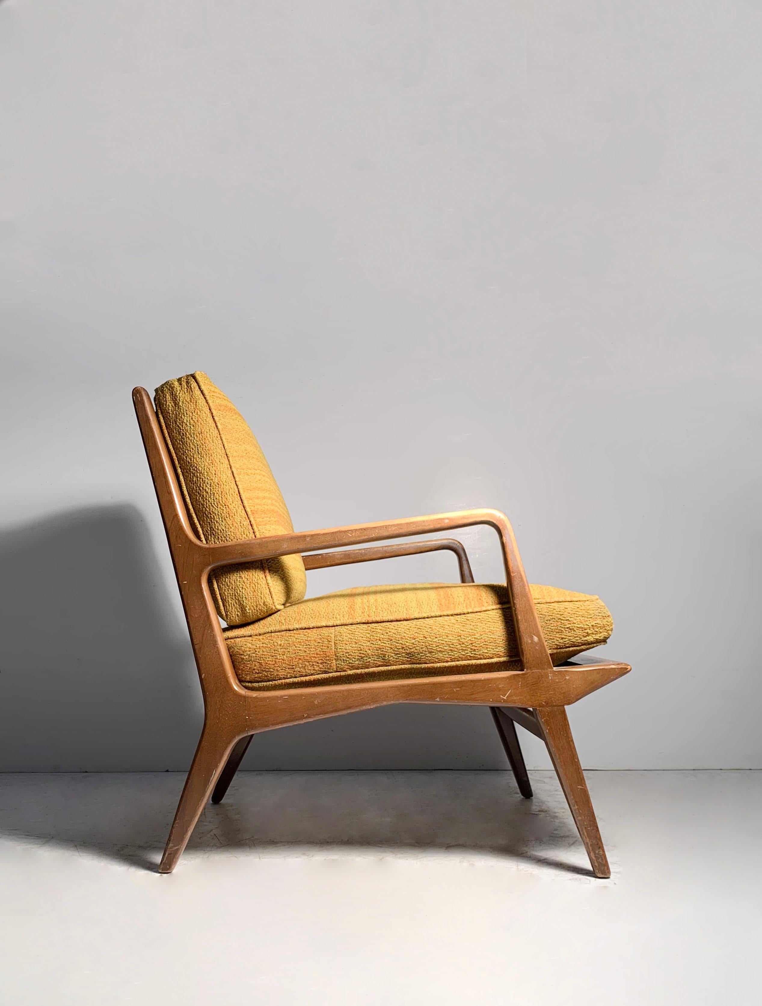 Une chaise vintage conçue par Carlo Di Carli. Non marqué. Un numéro de modèle estampillé sur le cadre, comme indiqué. 

Usure de la finition comme indiqué. Il faudra refaire le rembourrage et remplacer les coussins.


