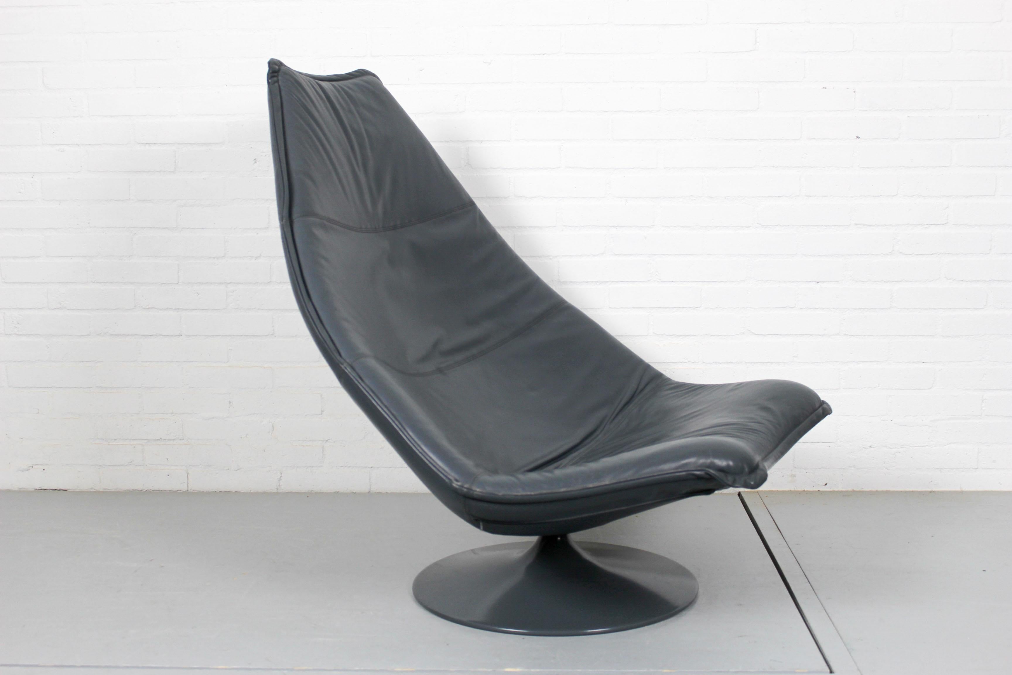 N 1962 British designer Geoffrey Harcourt (1935) joined the Artifort team, and developed the luxury ‘F-series’ lounge chairs in the late 1960s. There are two sizes of this model and this is the larger model with the high back. Very comfortable, the