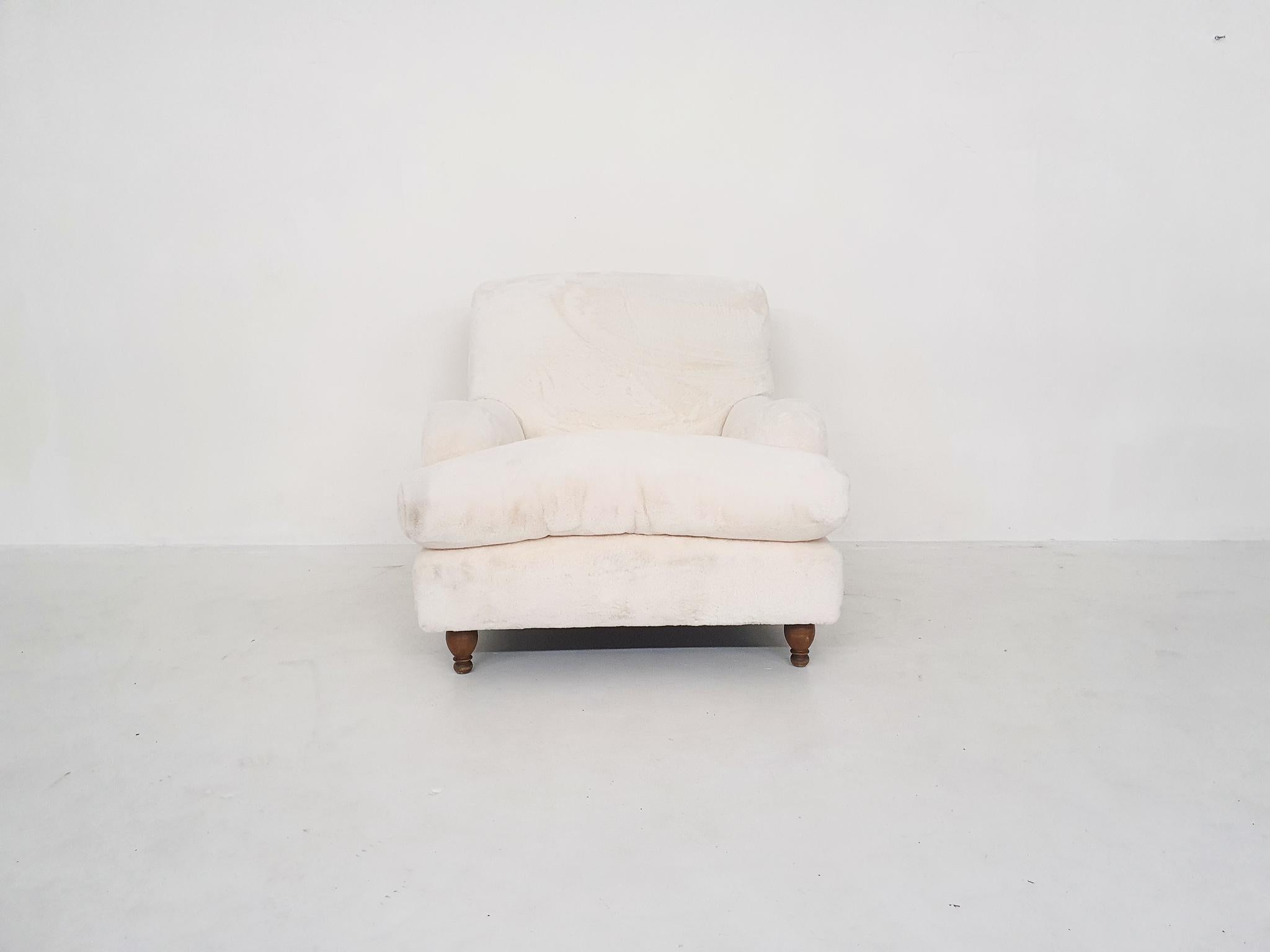 Very comfortable lounge chair. Recently re-upholstered in off-white faux-fur upholstery.
On elegant wooden legs.
A few small stains at the bottom.