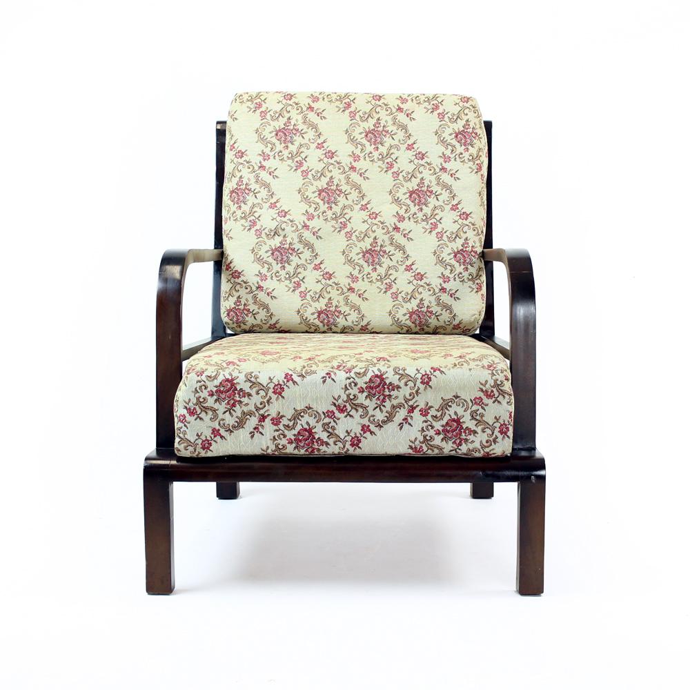 Elegant and beautiful lounge chair. Produced in Czechoslovakia in 1950s. The lounge chair shows a typical bentwood details and excellent wood work with lots of beautiful details. The construction is made of dark oak wood. The seat and backrest are