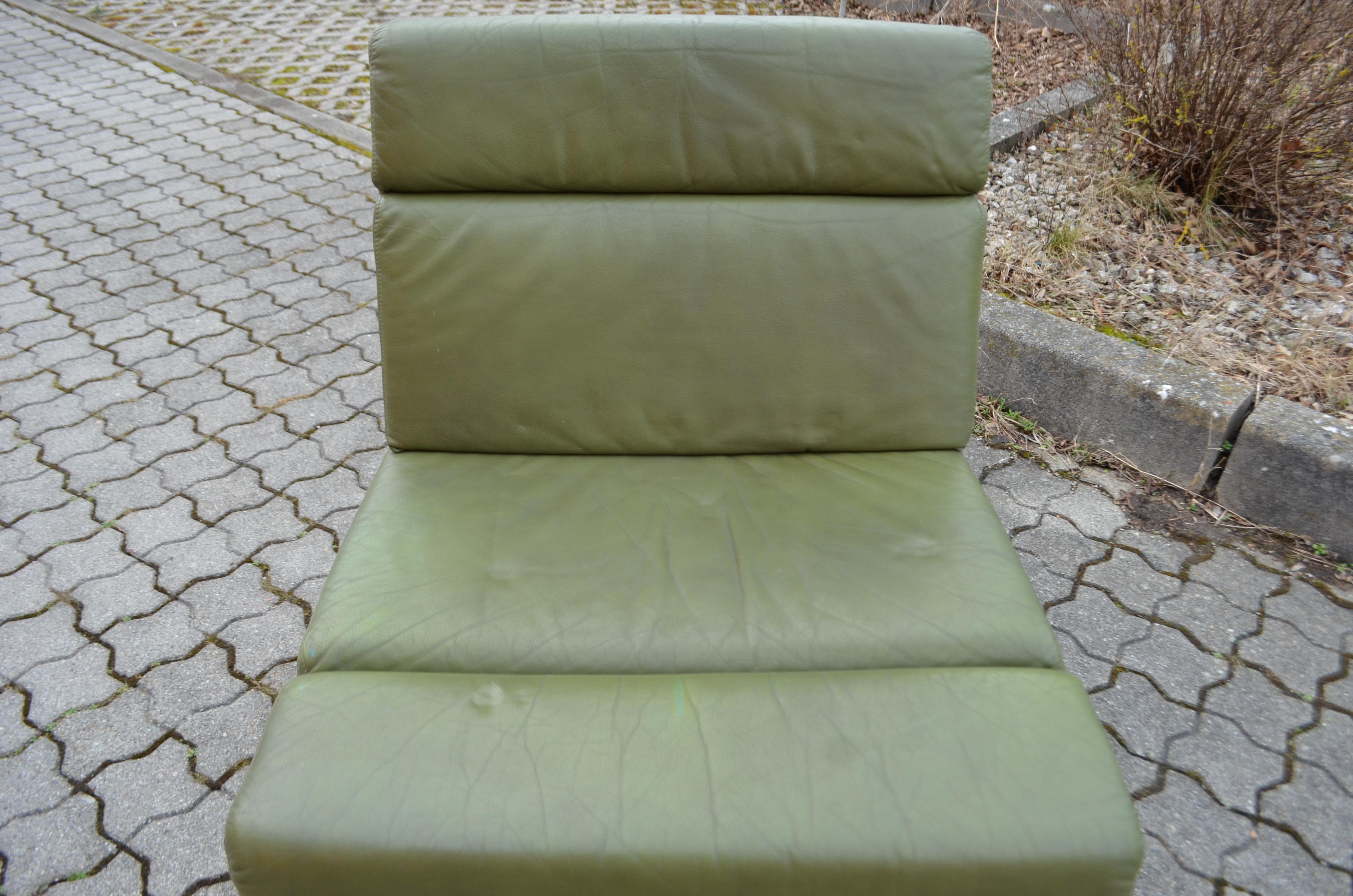 Vintage Lounge Chair Leather Mossgreen For Sale 5