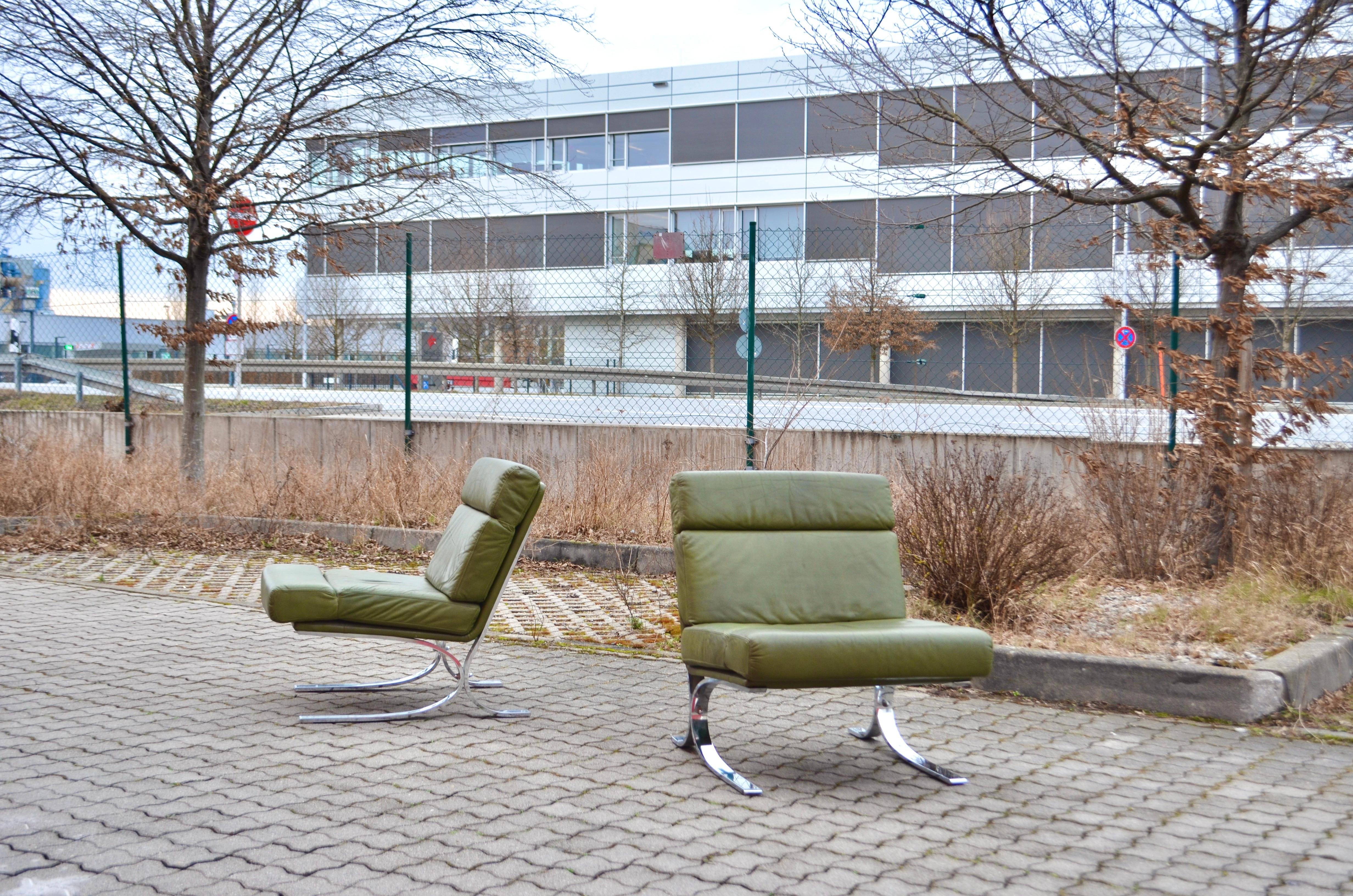 Vintage Freischwinger  Loungesessel aus moosgrünem Leder. 
Dieser Stuhl ist bequem und in gutem Zustand.
Flachstahl und Chrom. 
Hochwertige deutsche Produktion.
Der Hersteller ist noch nicht bekannt.
Preis für 1 Stuhl

Wir haben 4 Stühle auf Lager