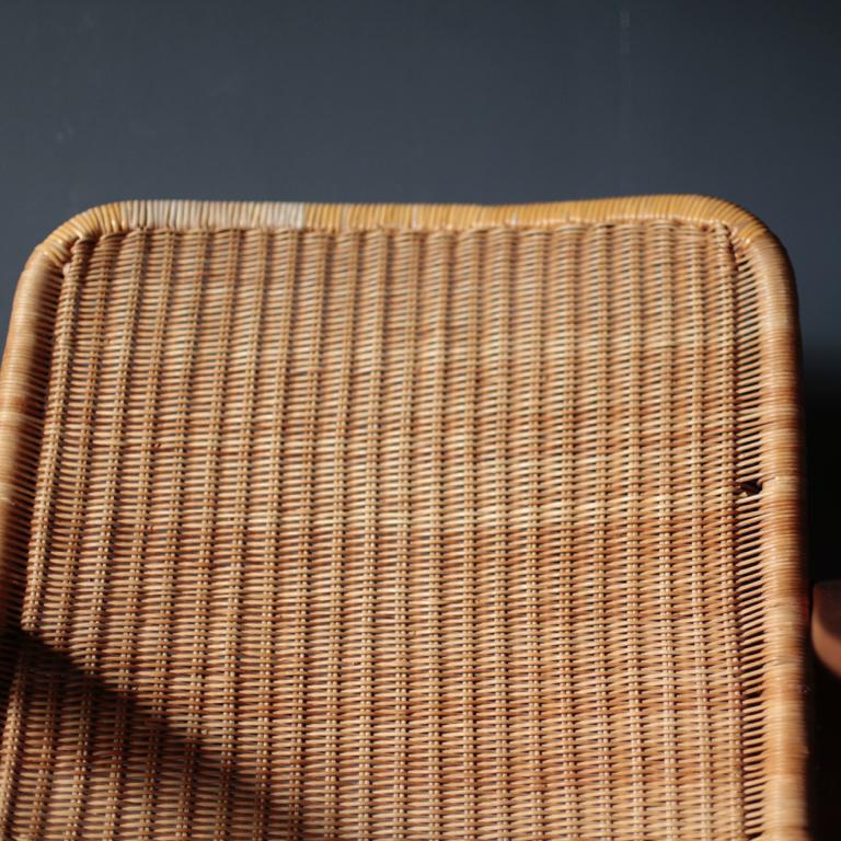 Vintage lounge chair made by Yamakawa Rattan. Rare works made in the 1960s. The design of the frame using teak is also excellent, and the arm part is shaved in a smooth curve.
Isamu Kenmochi also designed this maker.