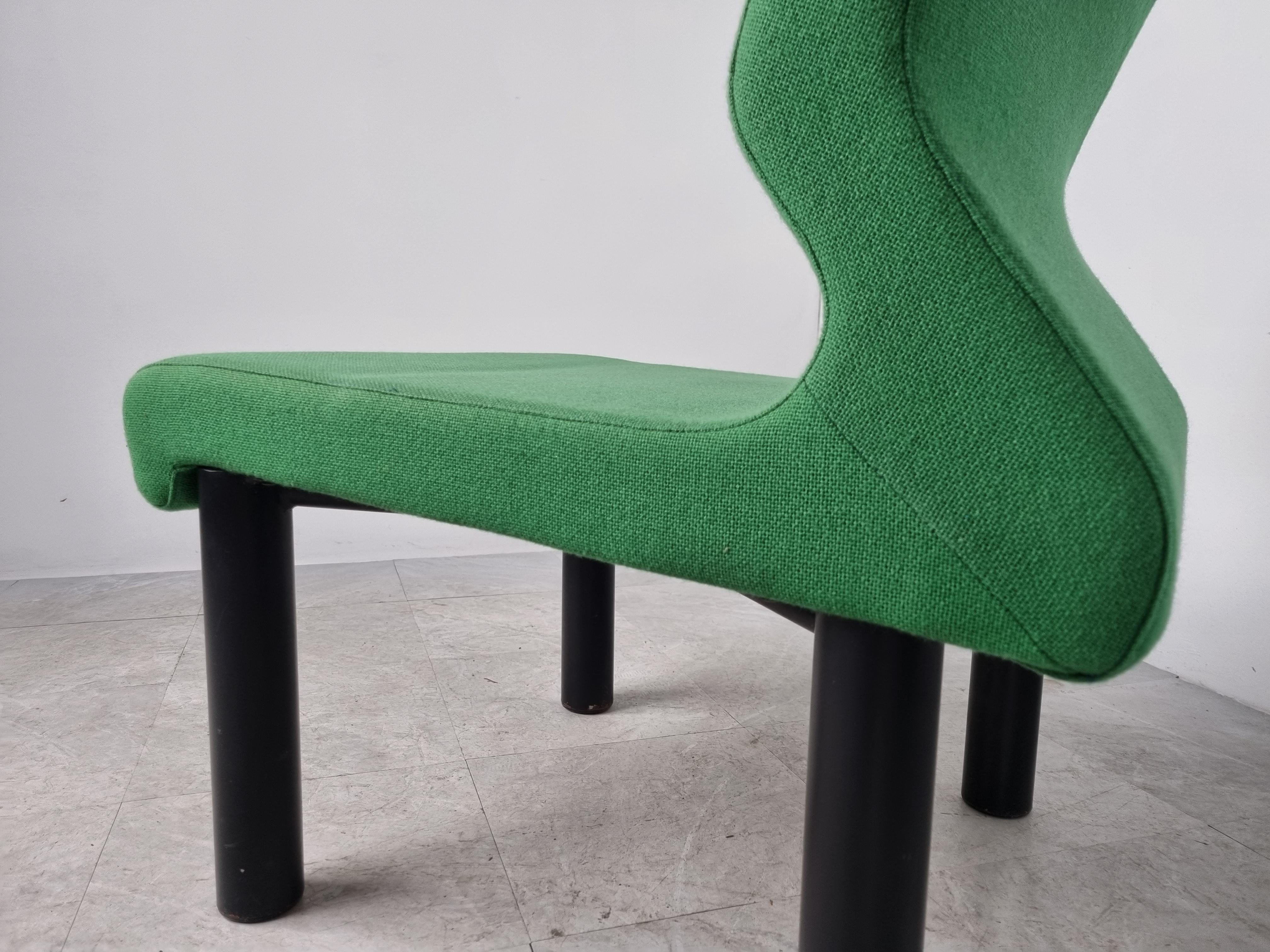 Sedie da salotto di design degli anni '80.

Design accattivante e giocoso.

Designer sconosciuto.

Tessuto verde e gambe cilindriche in metallo nero.

anni '80 - Italia

Ottime condizioni

Dimensioni:
Altezza: 80 cm/31,49