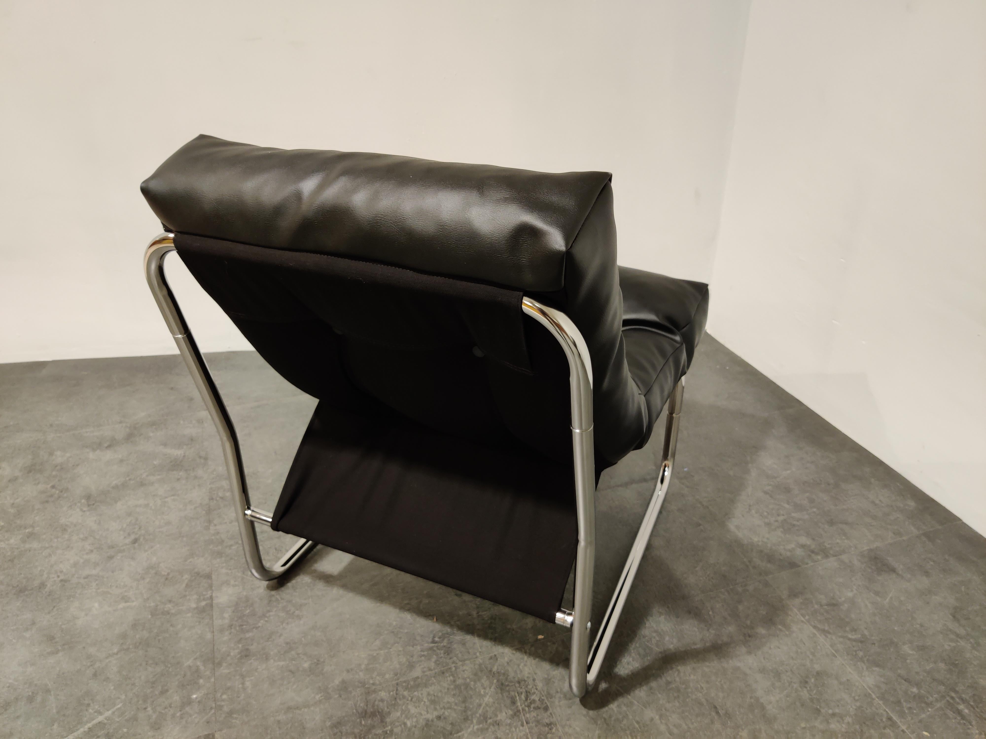 Chaises longues vintage du célèbre designer Ikea Gillis Lundgren. 

Fabriqué à partir d'un cadre en acier tubulaire avec revêtement en similicuir noir. 

Très confortable. 

Parfait état. 

Années 1970:: Suède

Dimensions: 
Hauteur