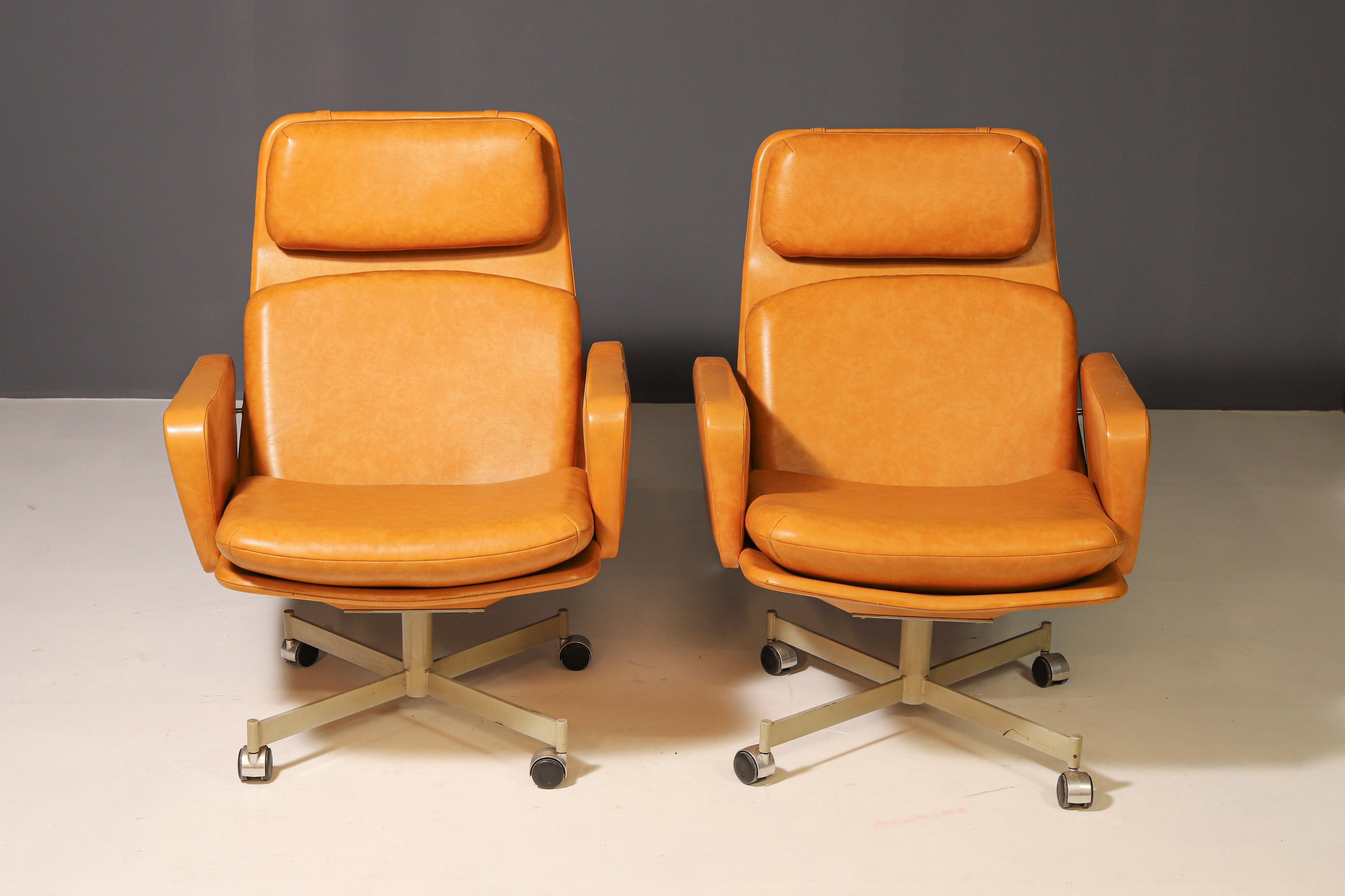 This rare pair of lounge chairs from the renowned Czechoslovak manufacturer Kovona, dating back to the 1970s, is a true icon of the era’s design. The chairs feature a sturdy yet elegant construction, providing maximum comfort. Their plush padding,