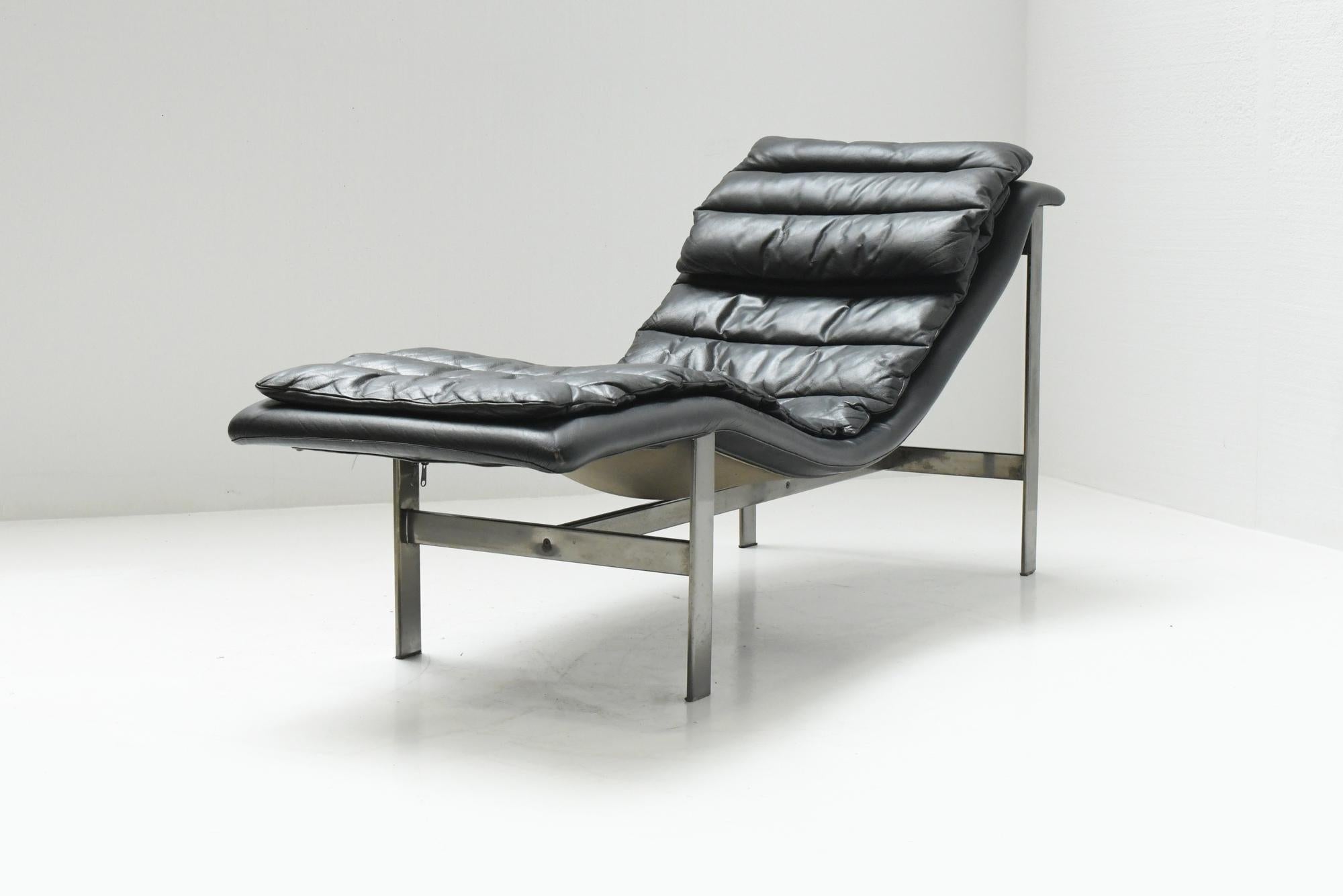 Mid-Century Modern Vintage Lounge daybed in black leather by Mobel Italia - Italy For Sale