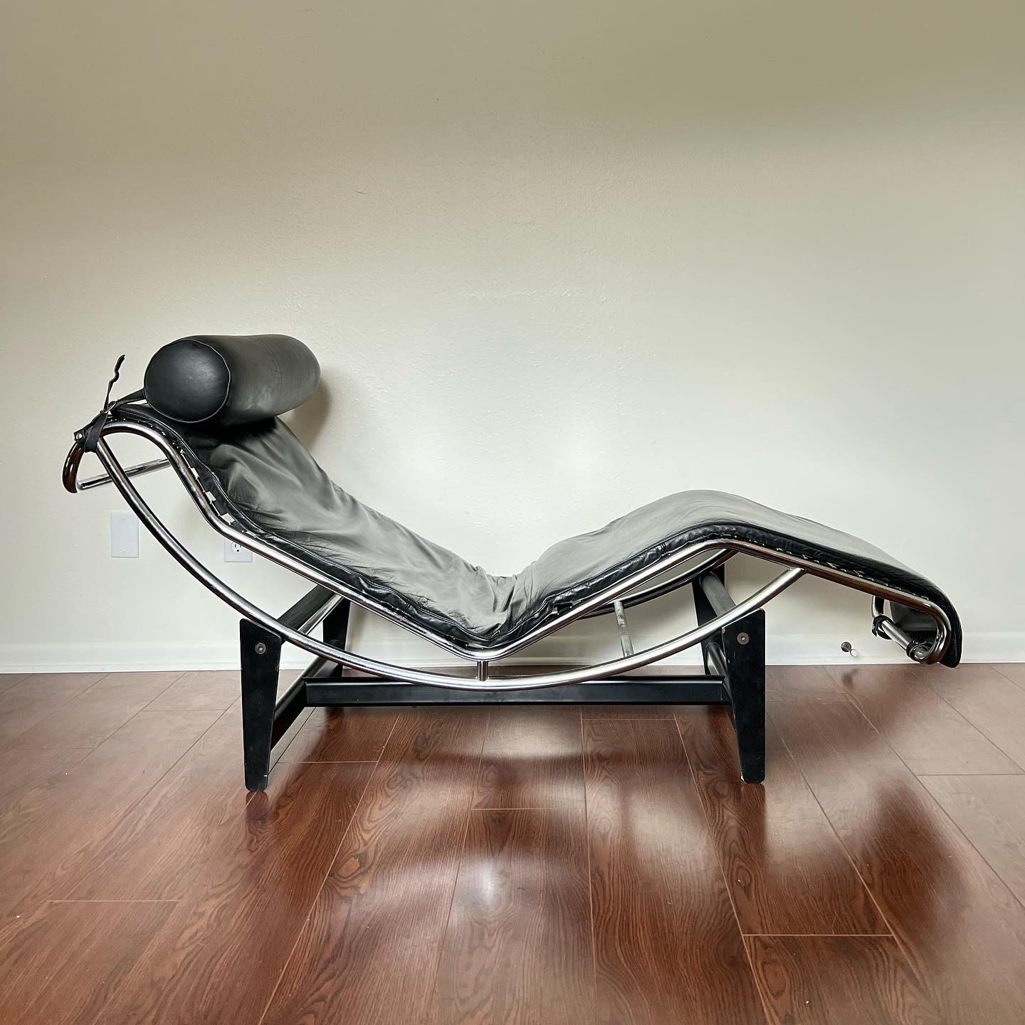 A superb chaise lounge chair from the 1980s in the style of Le Corbusier. Comes in two parts. Sliding on its supports the design utilizes the forces of gravity and your touch to adjust its angle from upright lounging to horizontal lounging. Once put