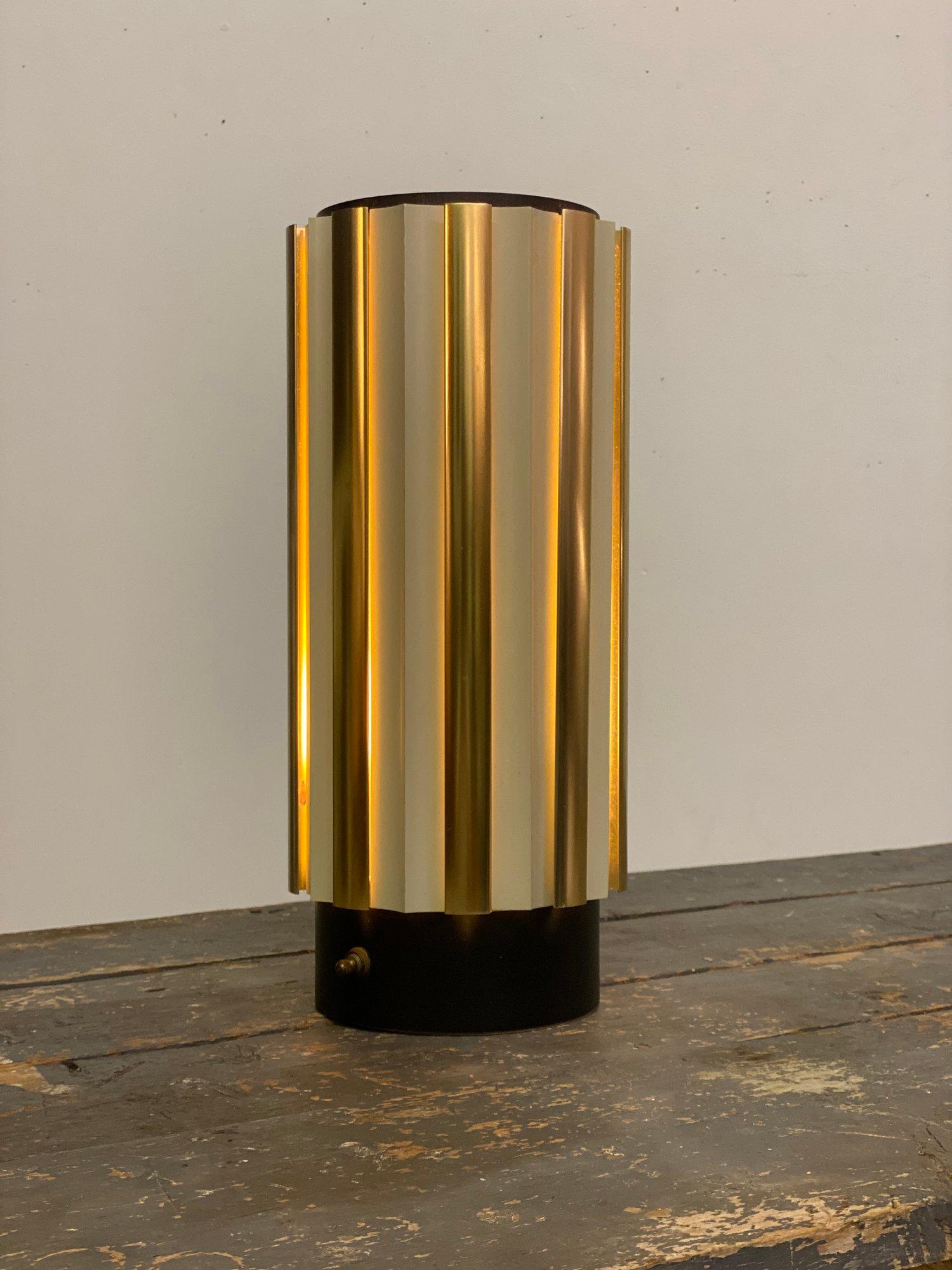 Vintage Louvered Metal Lamp Attributed to Gerald Thurston for Lightolier, 1960s In Good Condition For Sale In Long Island City, NY