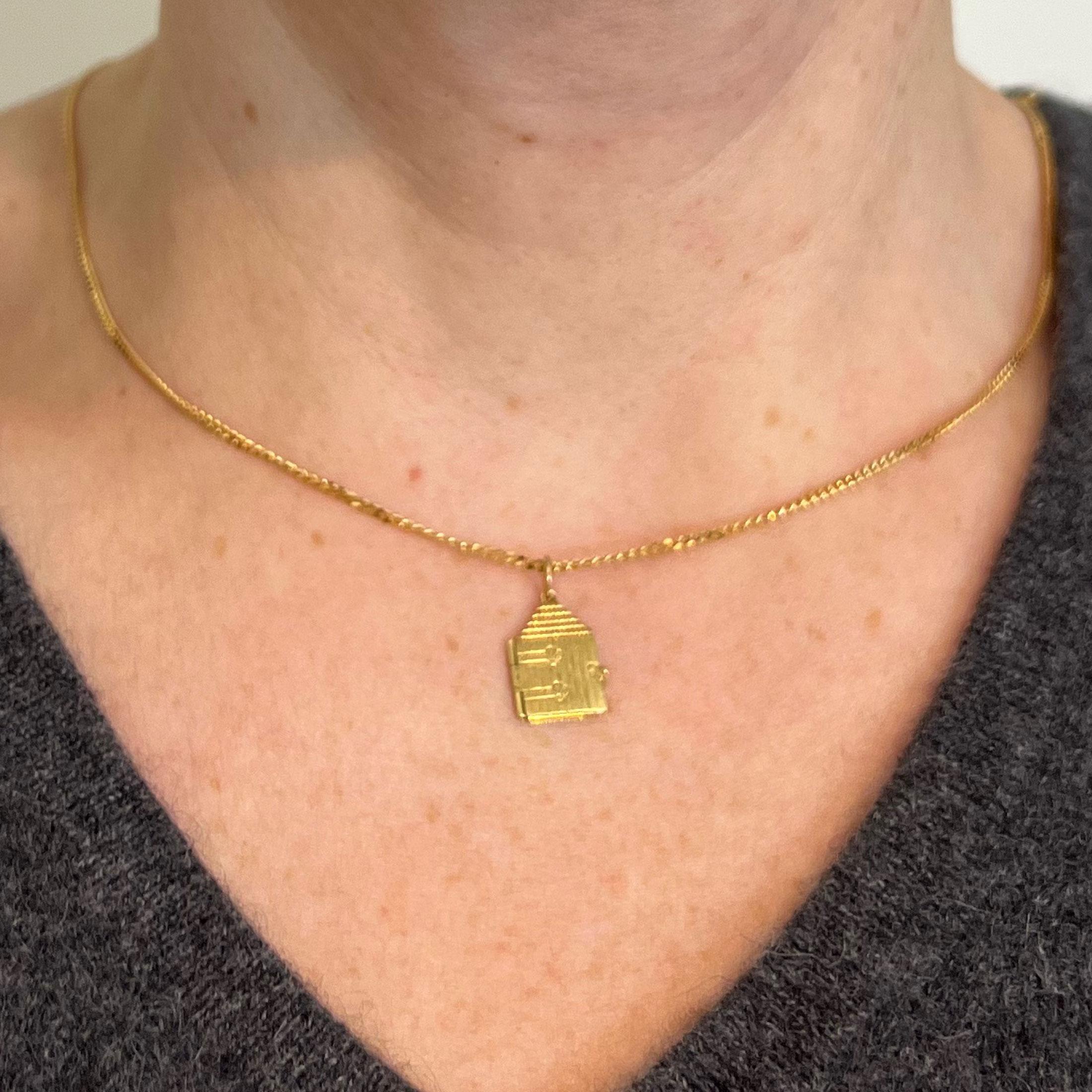 Ciondolo con cuore d'amore d'epoca che apre la porta, smaltato in oro giallo 18 carati in vendita 2