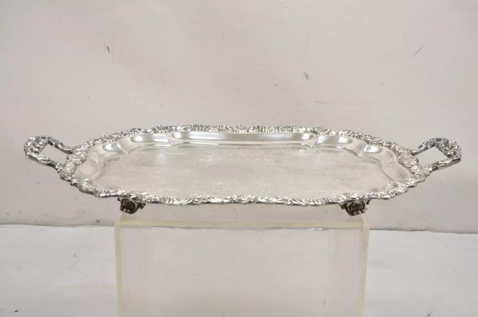 Bandeja con dos asas chapada en plata victoriana vintage Loveland Rose. El artículo presenta un asa doble ornamentada, elevada sobre pies decorados, centro grabado con volutas, bandeja vintage muy bonita. Mediados del siglo XX. Medidas: 3,5