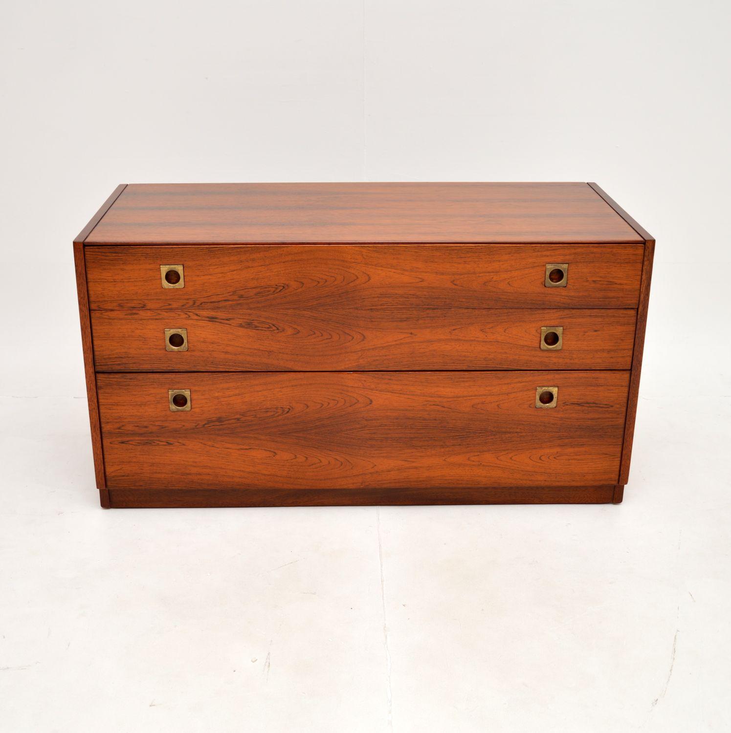A stunning vintage low chest of drawers by Robert Heritage for Archie Shine. This was made in England, it dates from the 1960’s.

The quality is superb, this is extremely well made and is a useful size. The wood is beautifully bookmatched on the