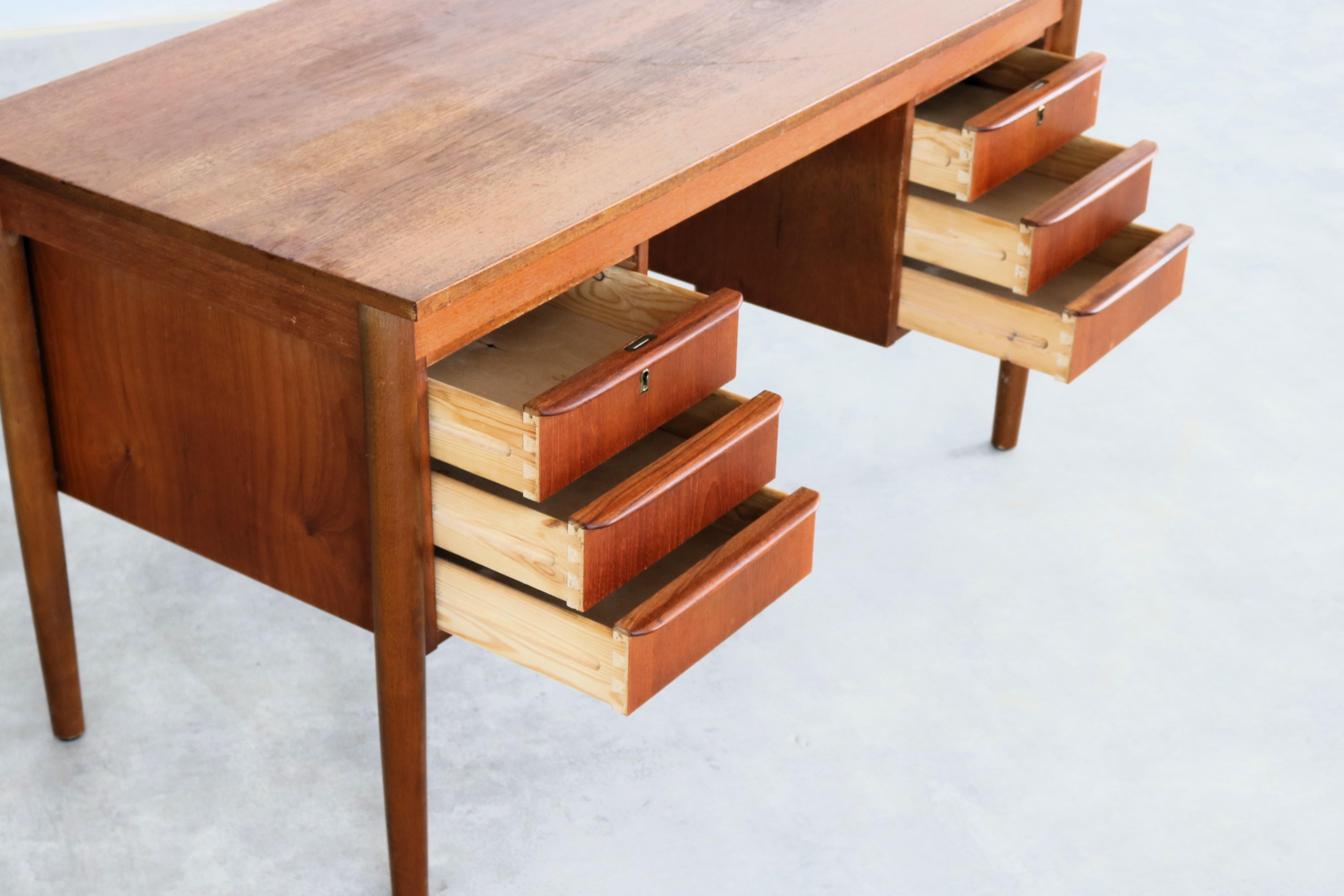 bureau bas vintage  teck  1960s  Danois en vente 5