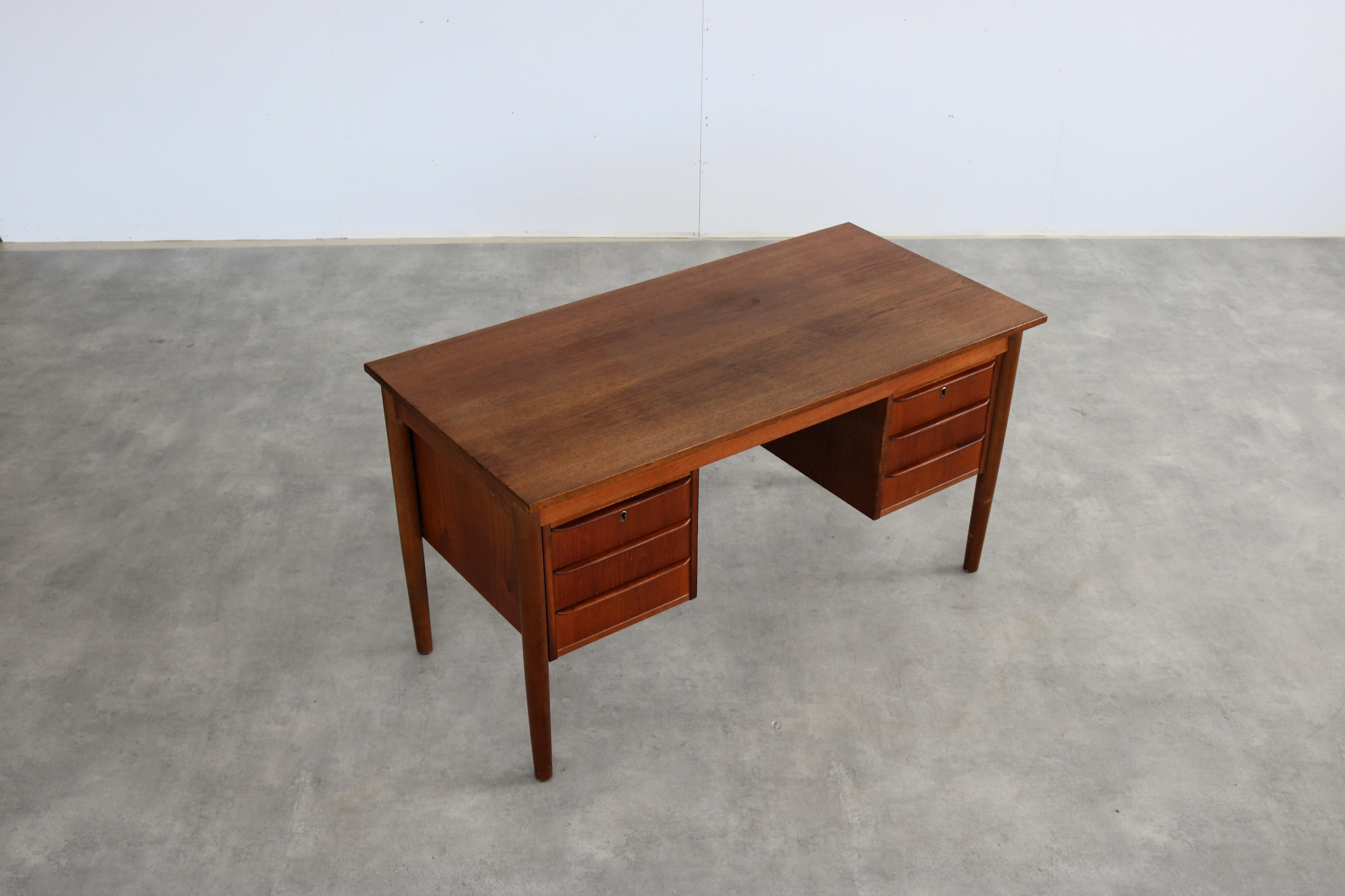 bureau bas vintage  teck  1960s  Danois en vente 6