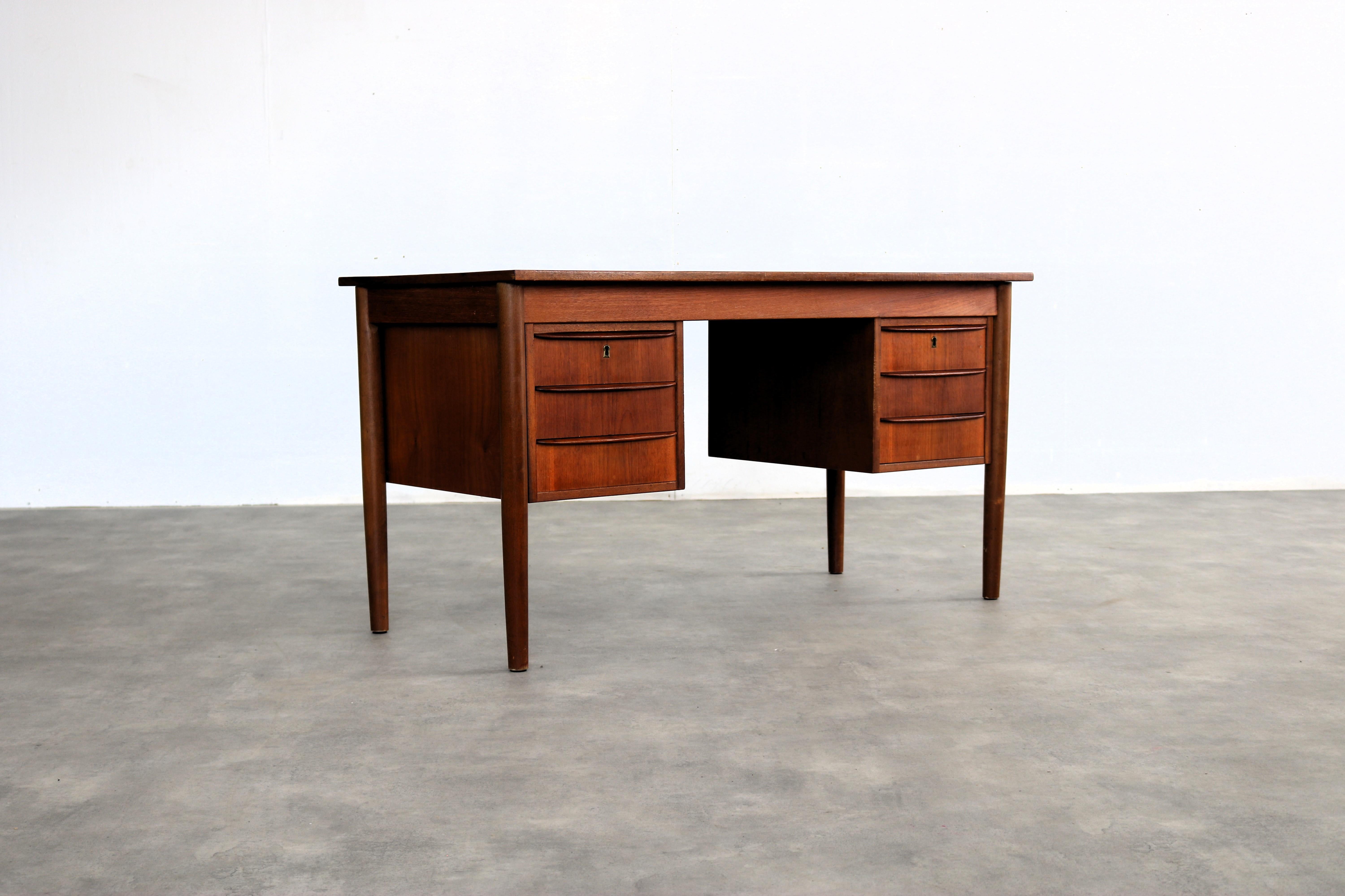 bureau bas vintage  teck  1960s  Danois

période  1960s
Design/One  inconnu  Danemark
condition  bon  signes mineurs d'utilisation  clé manquante
taille  66 x 121 x 60 (hxbxd)

détails  teck ; 

numéro de l'article  2820