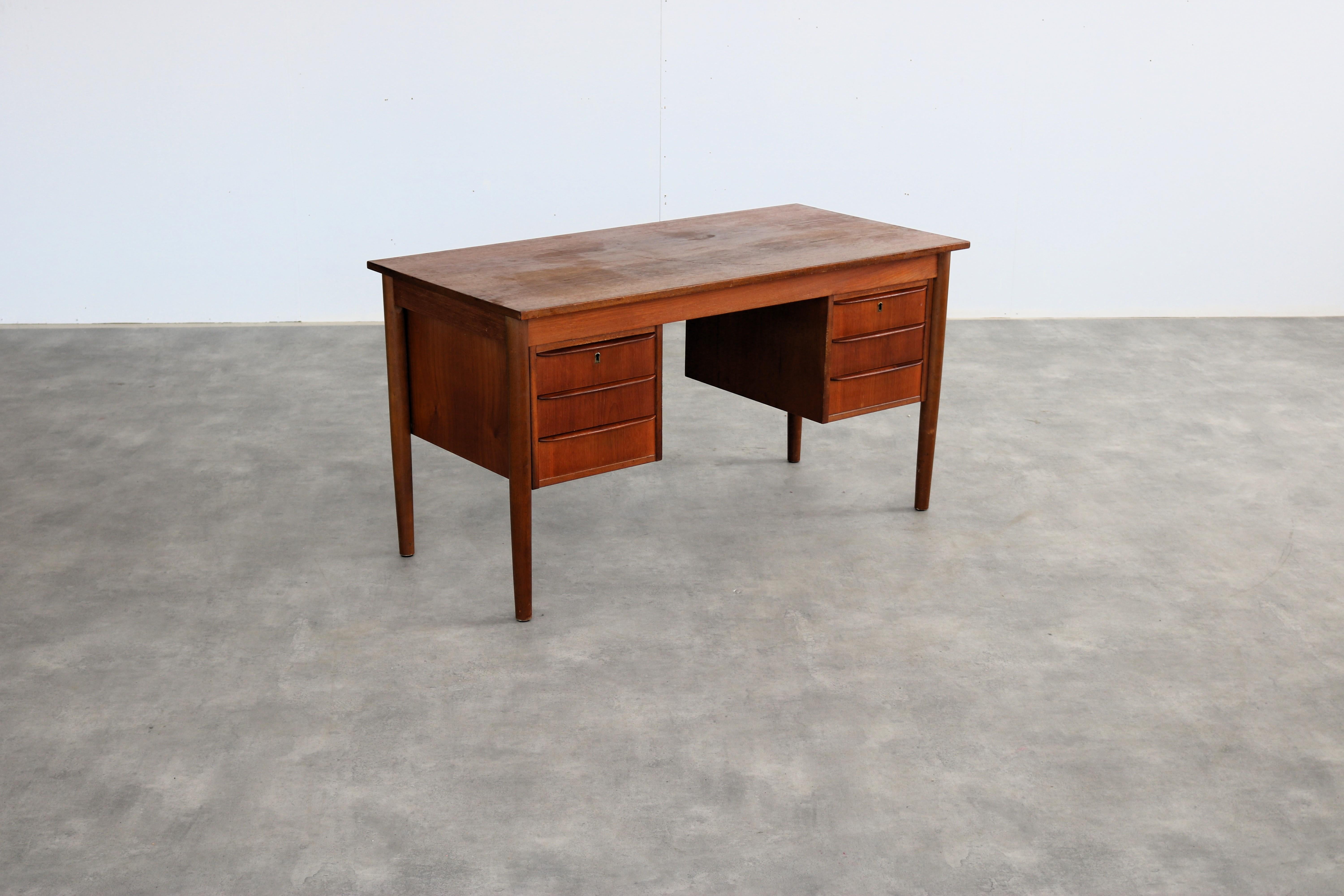 bureau bas vintage  teck  1960s  Danois Bon état - En vente à Lemmer, NL