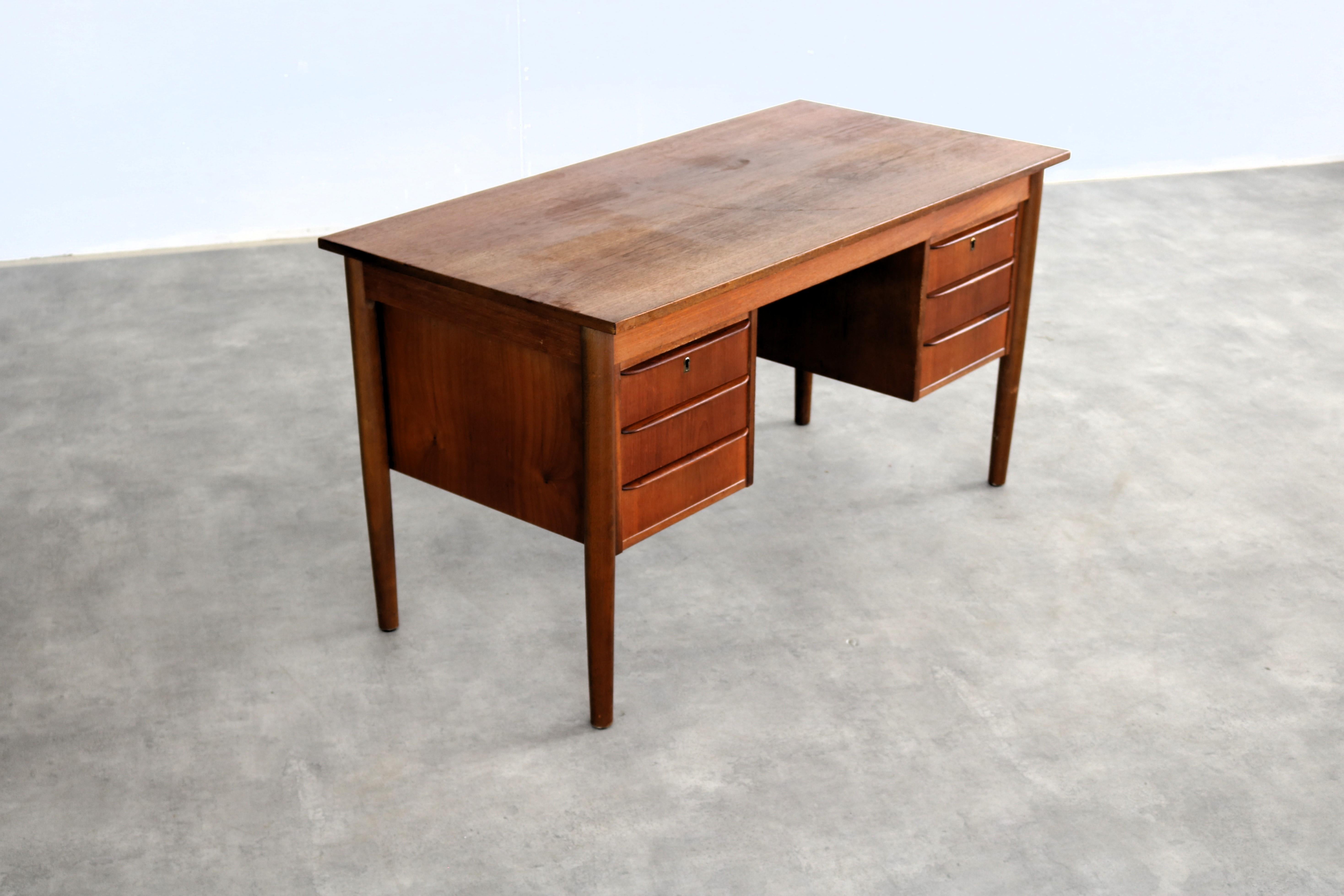 Milieu du XXe siècle bureau bas vintage  teck  1960s  Danois en vente