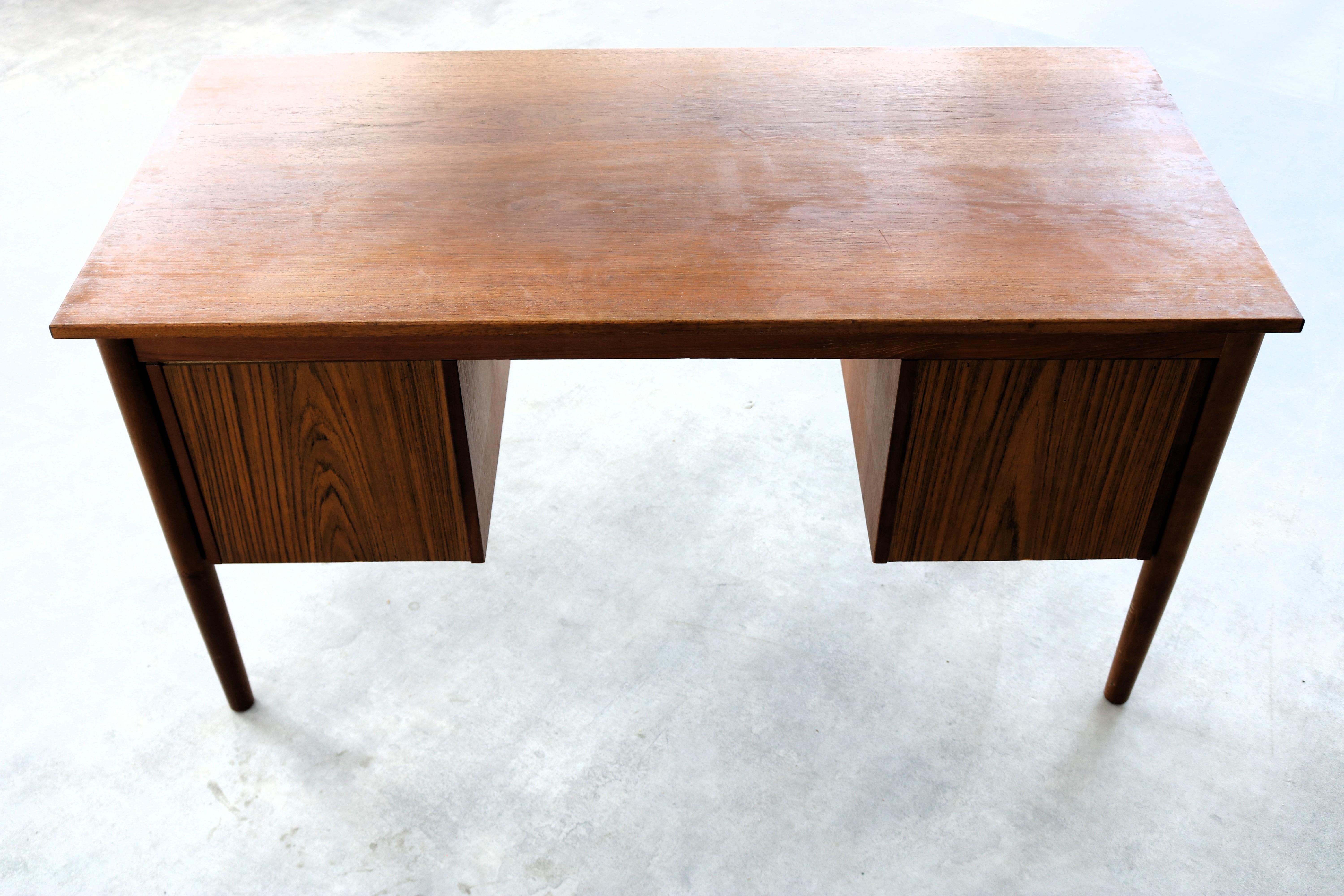 bureau bas vintage  teck  1960s  Danois en vente 3