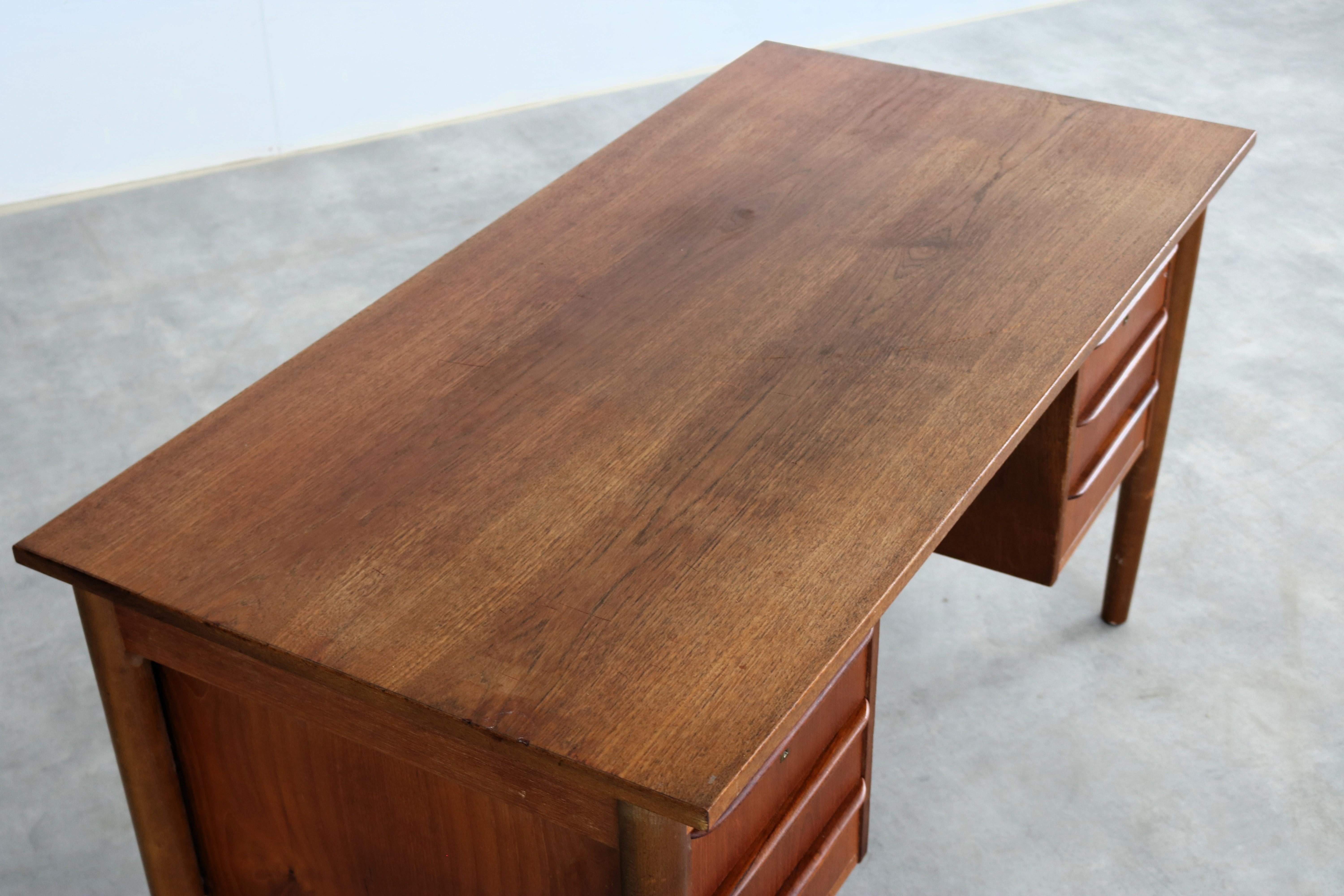 bureau bas vintage  teck  1960s  Danois en vente 4