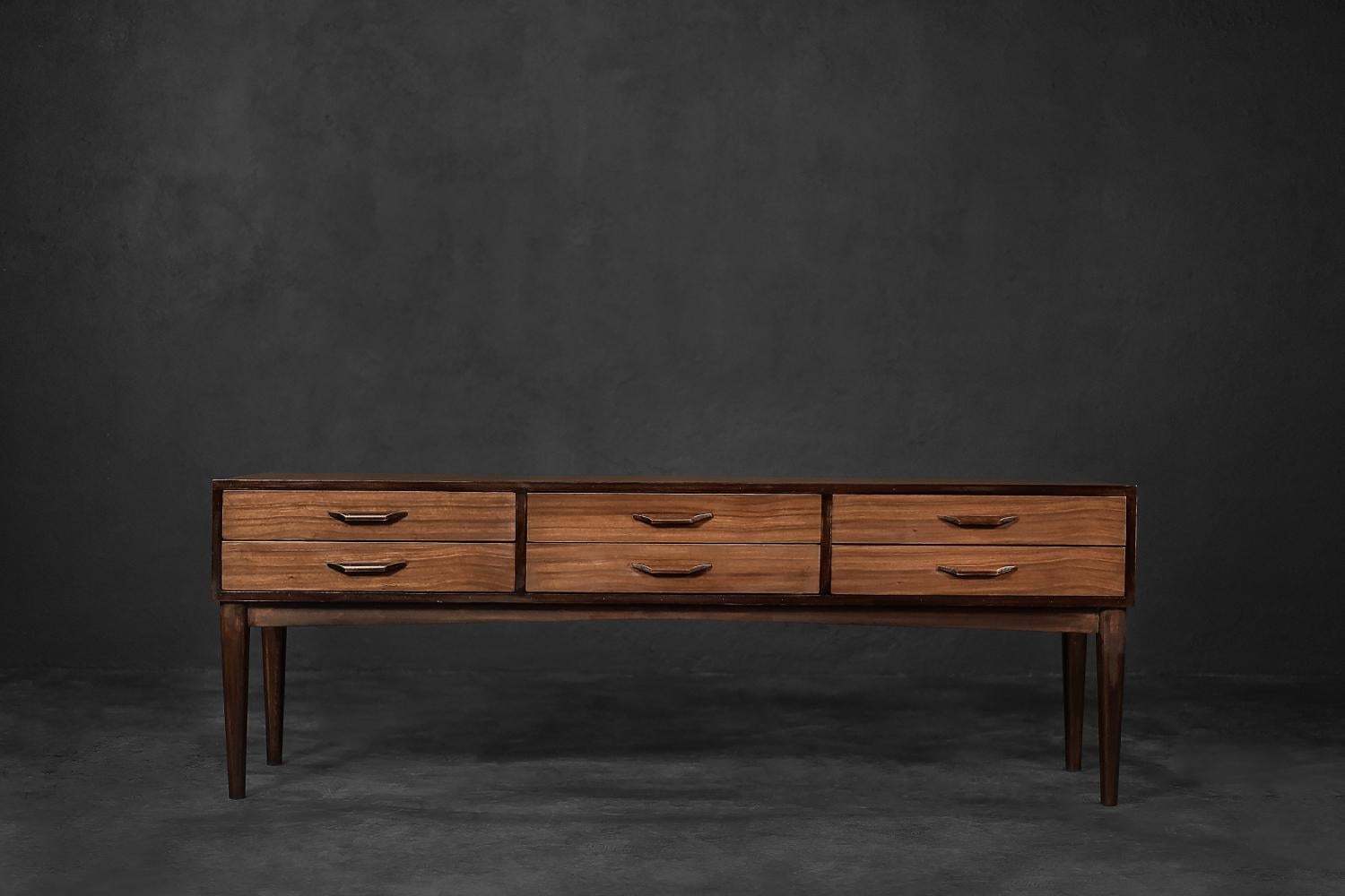 Vintage Low Mid-Century Danish Modern Mahogany Sideboard with Drawers, 1970s In Good Condition For Sale In Warszawa, Mazowieckie