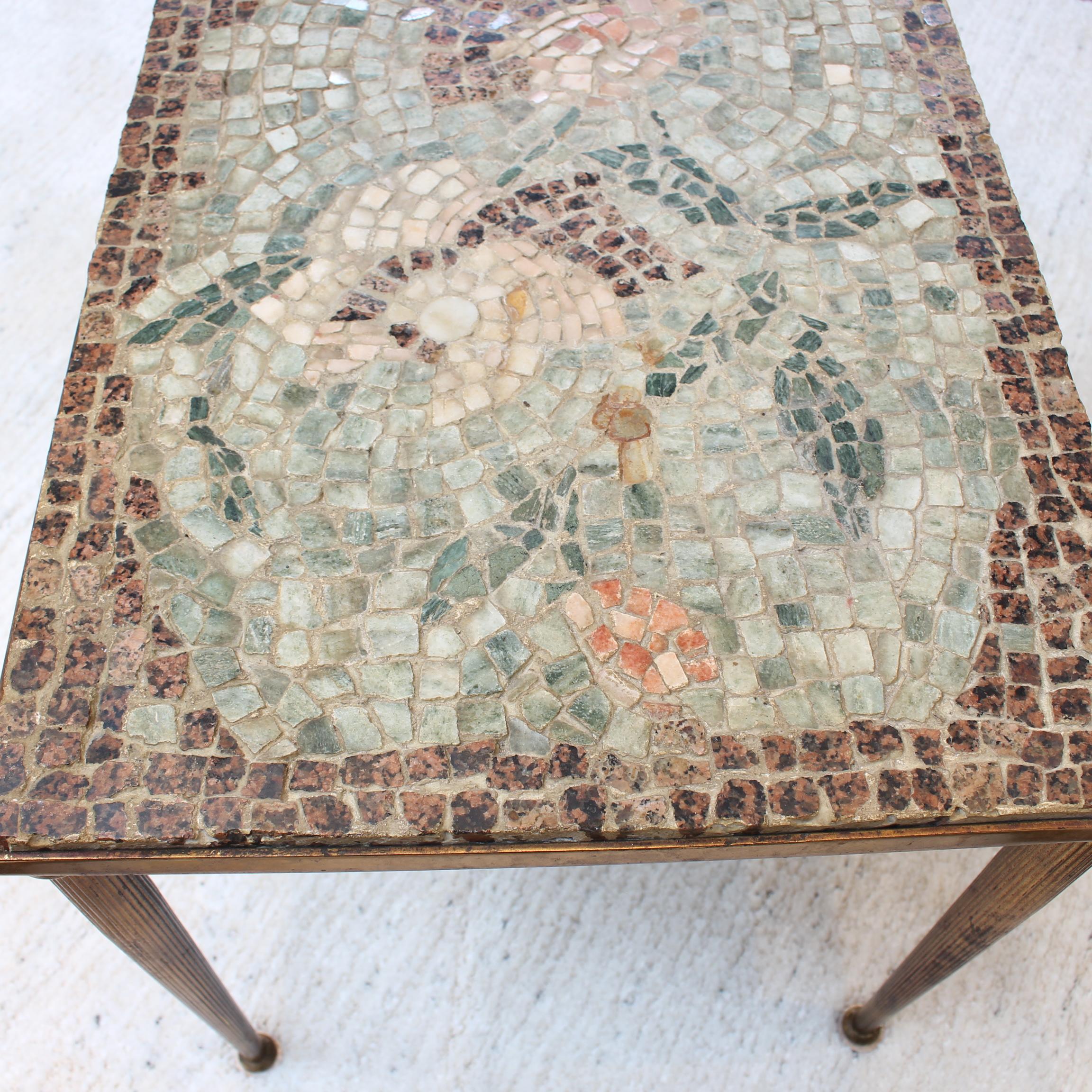 Table basse vintage avec plateau en mosaïque de style italien (vers les années 1950) en vente 9