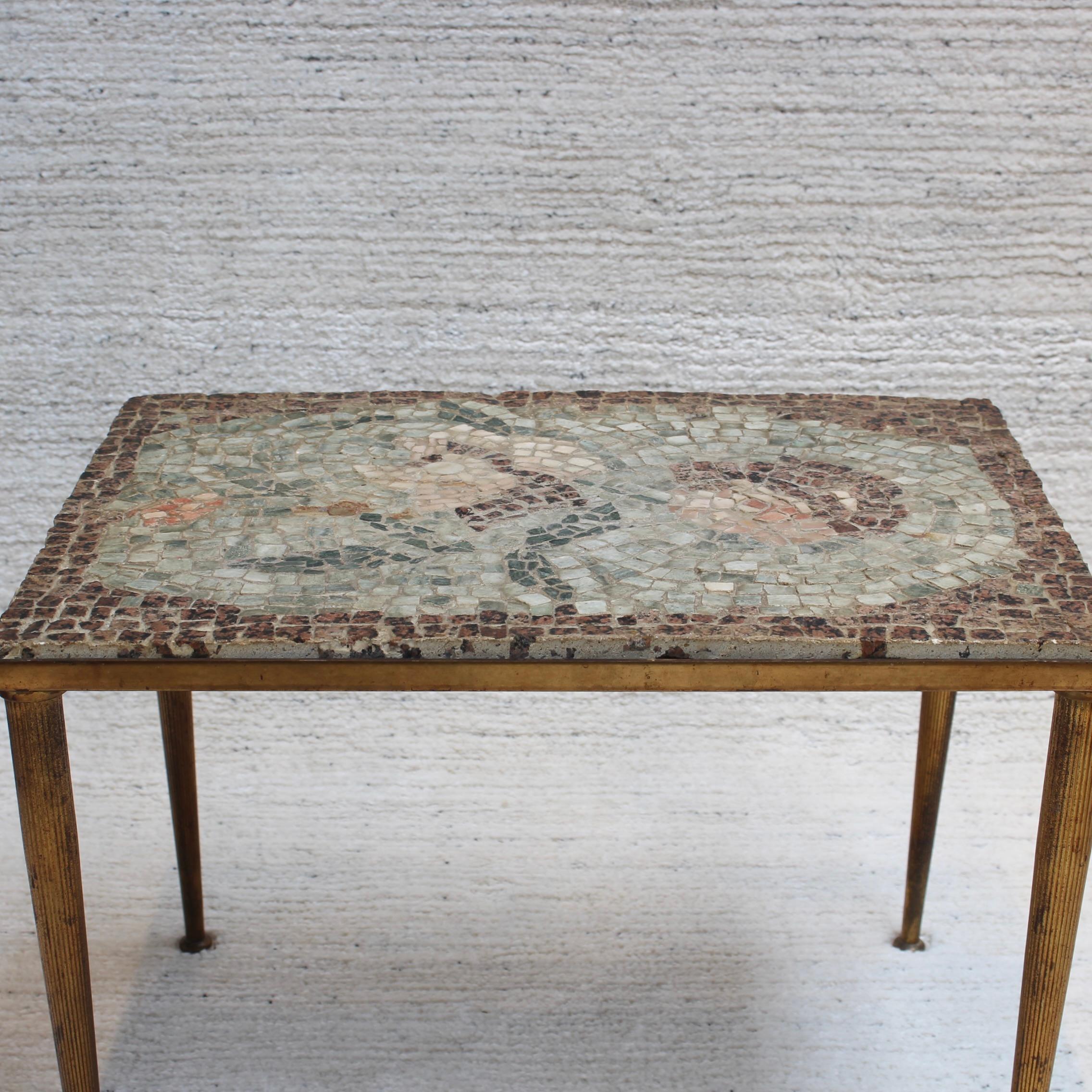 Niedriger Vintage-Tisch mit Mosaikplatte im italienischen Stil (ca. 1950er Jahre). Dieser in Südfrankreich entdeckte Beistell- oder Beistelltisch mit einer Mosaikplatte, die an die Mosaike im alten Rom oder in Pompeji erinnert, ist ein reizvoller