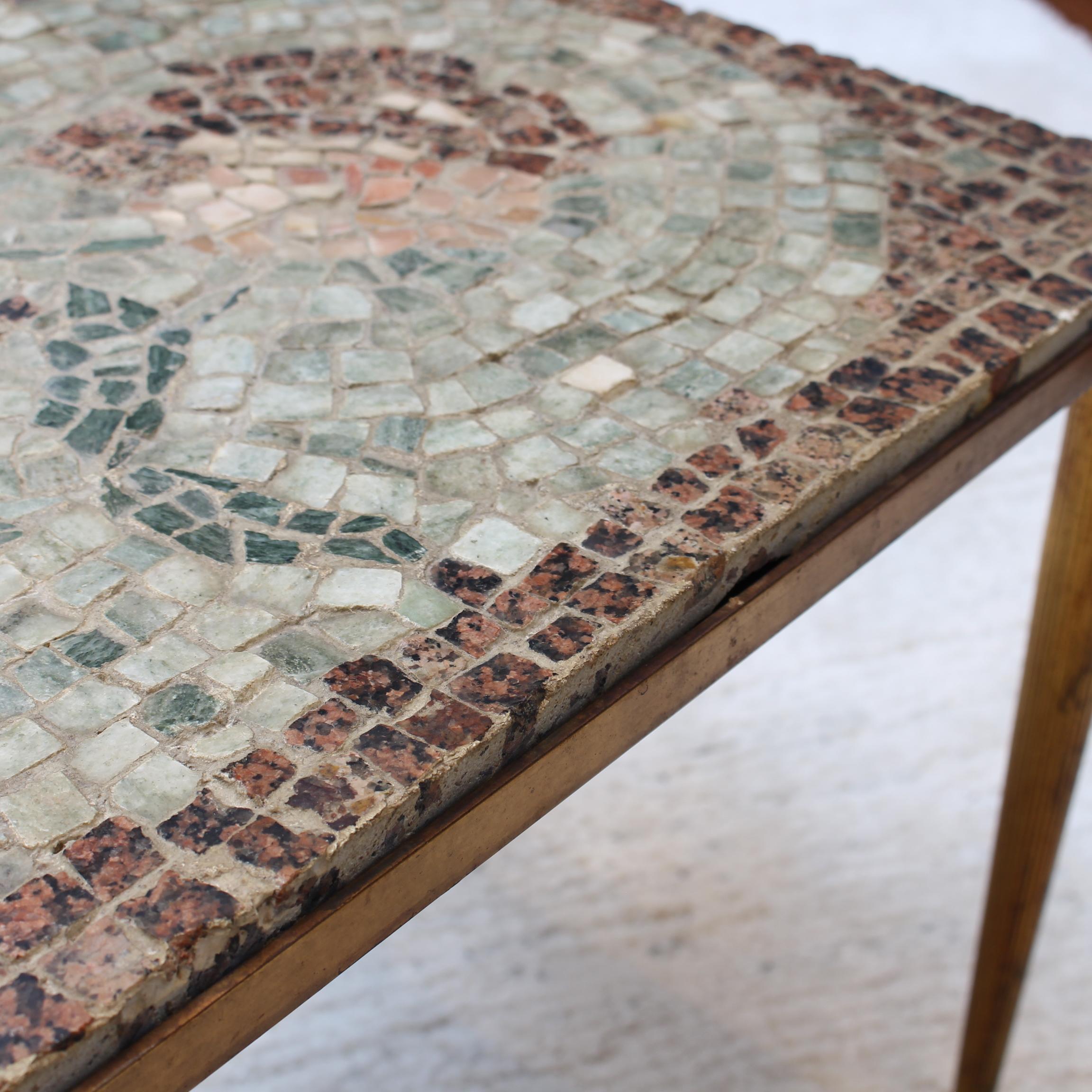 Table basse vintage avec plateau en mosaïque de style italien (vers les années 1950) en vente 12