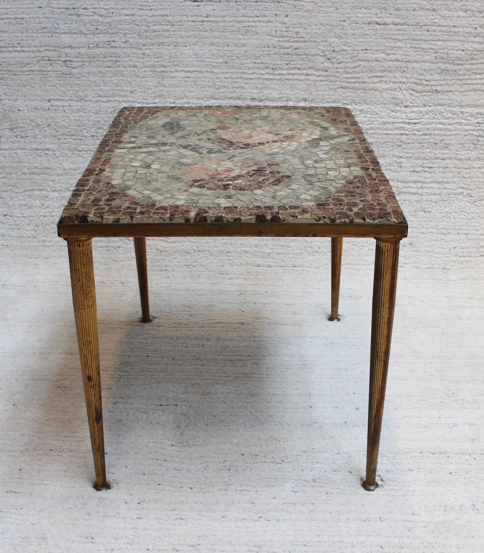 Français Table basse vintage avec plateau en mosaïque de style italien (vers les années 1950) en vente