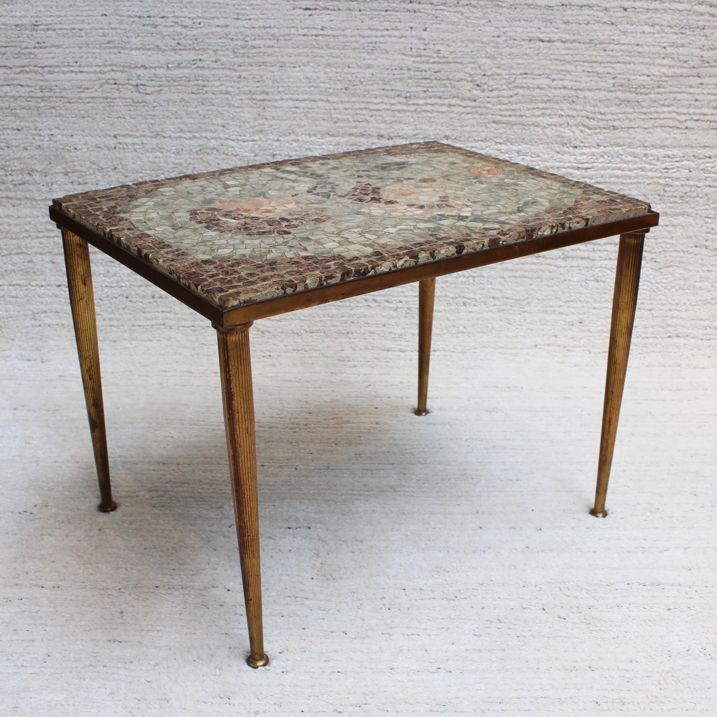 Tavolo basso vintage con piano a mosaico in stile italiano, 'circa anni '50'. In condizioni discrete in vendita a London, GB