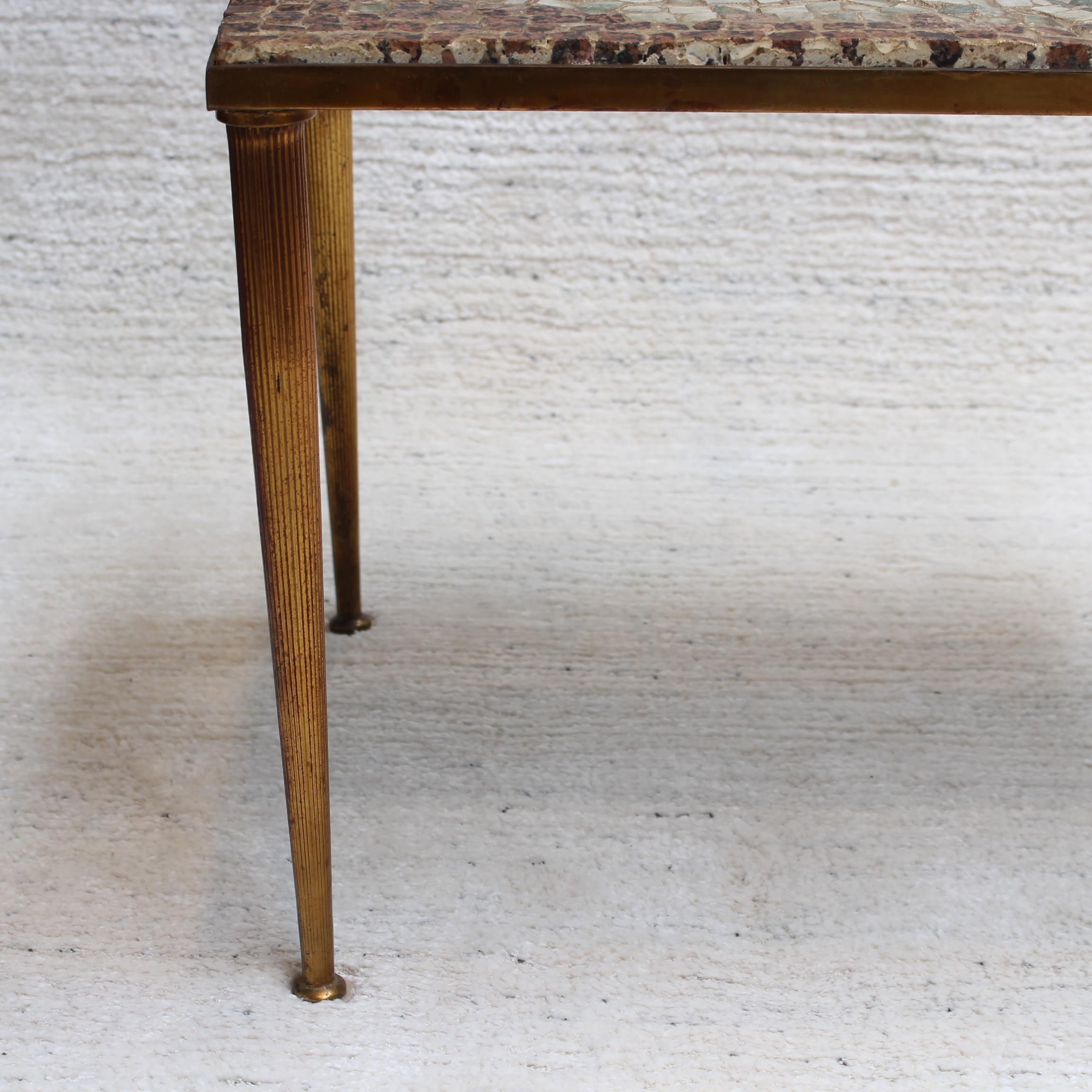 Milieu du XXe siècle Table basse vintage avec plateau en mosaïque de style italien (vers les années 1950) en vente